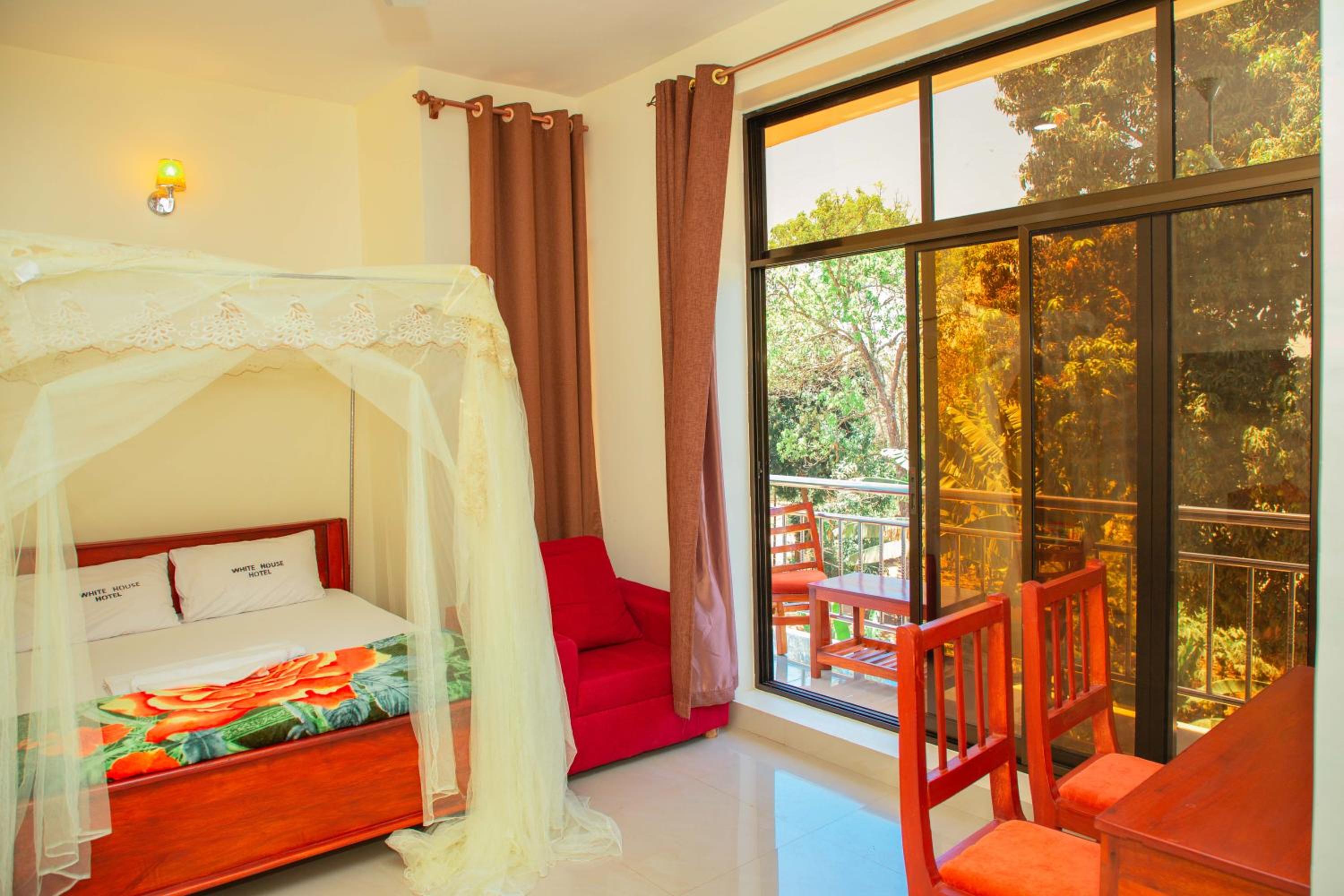 Budget Double Room - Photo 12