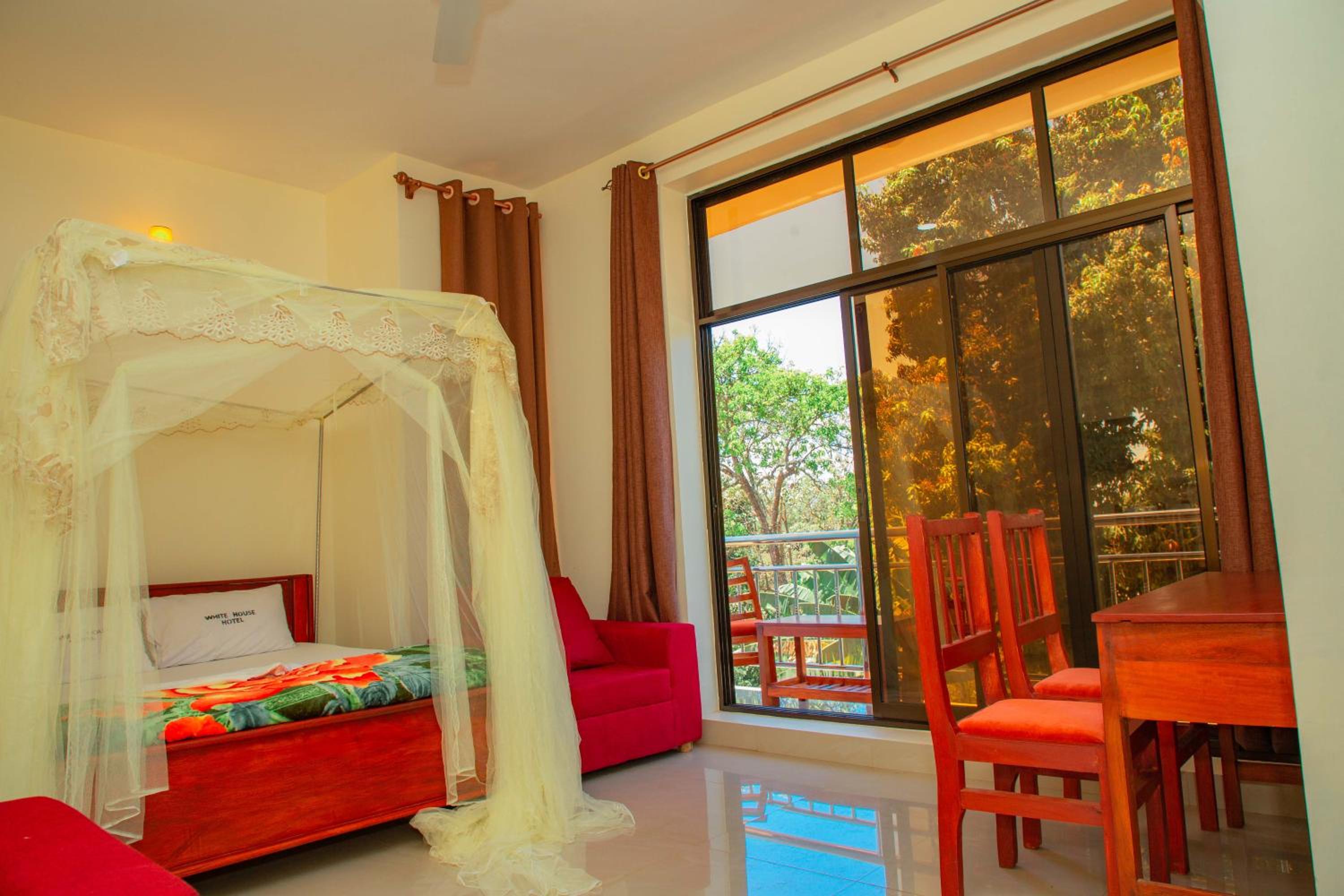 Budget Double Room - Photo 8