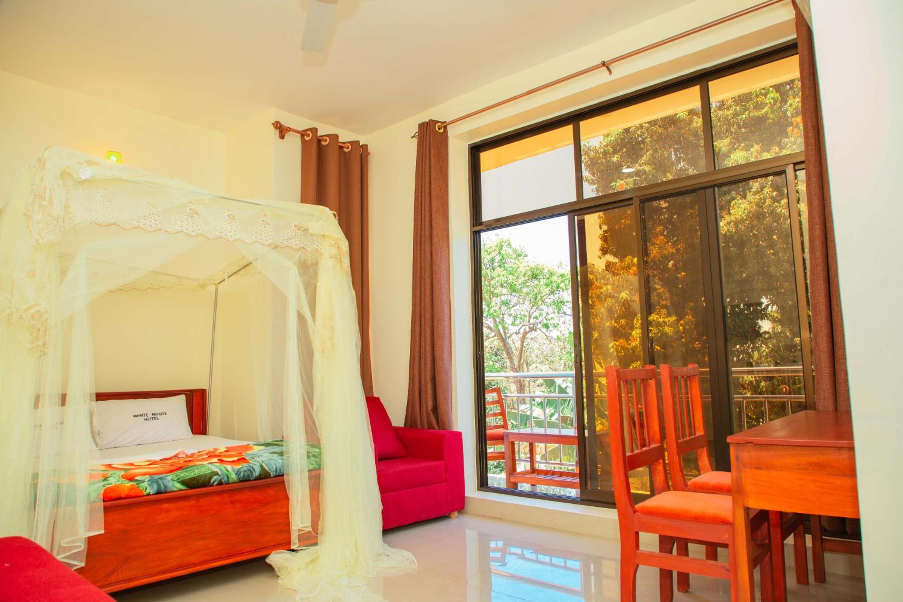 Budget Double Room - Photo 11