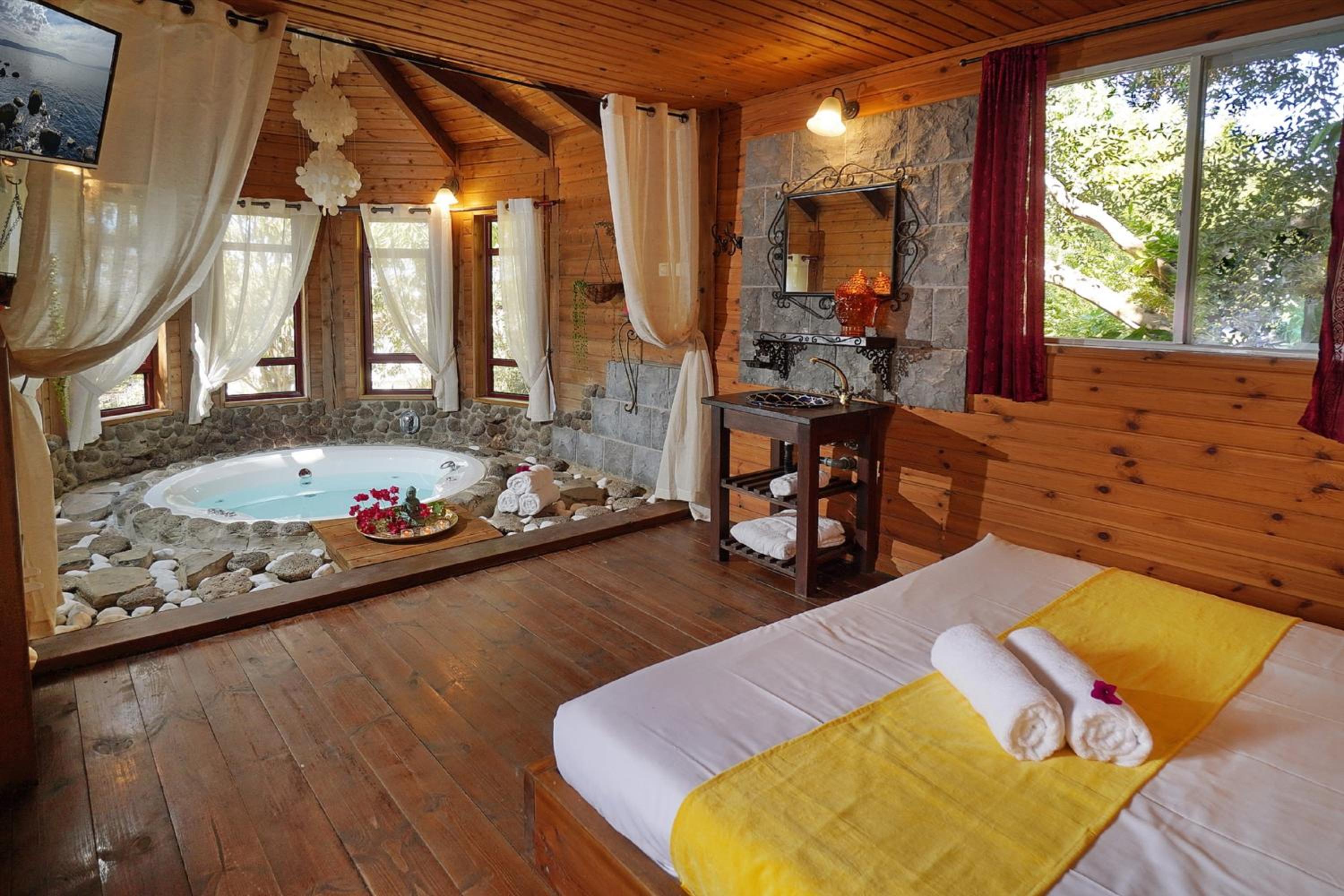 Suite With Hot Tub