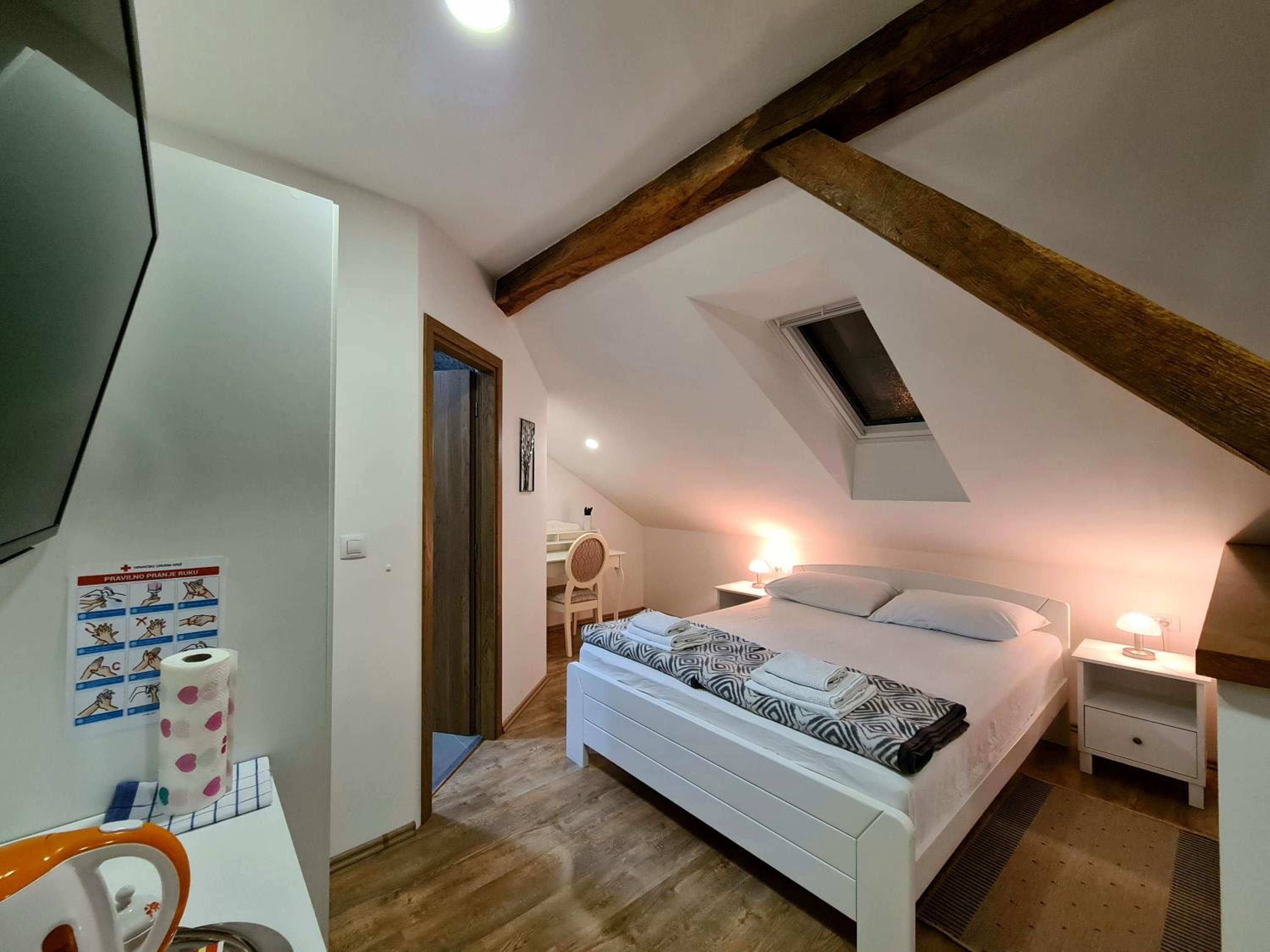Double Room with Private Bathroom - Photo 7