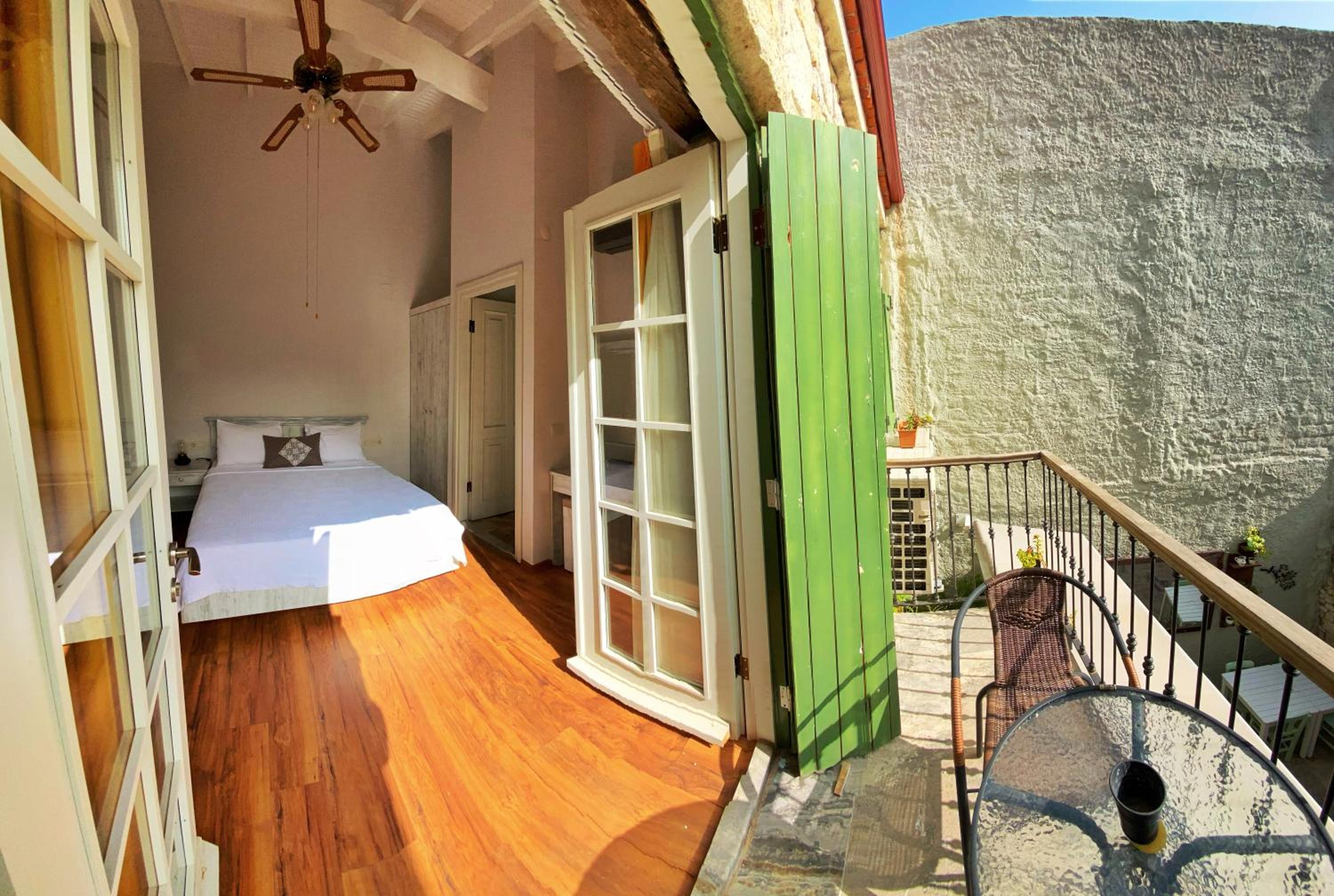 Deluxe Double Room with Balcony - Photo 4