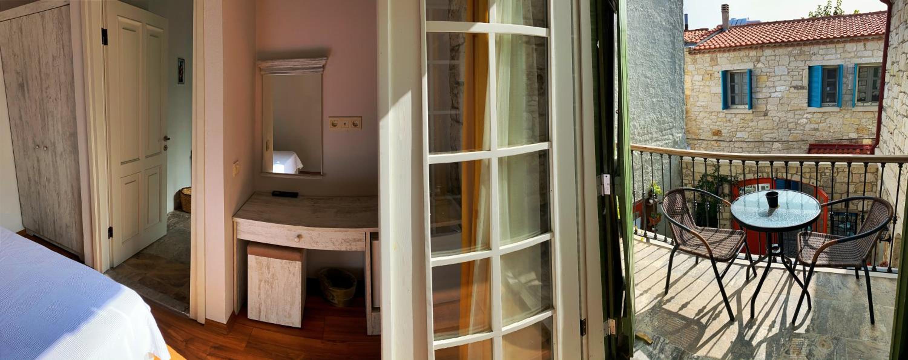 Deluxe Double Room with Balcony - Photo 6