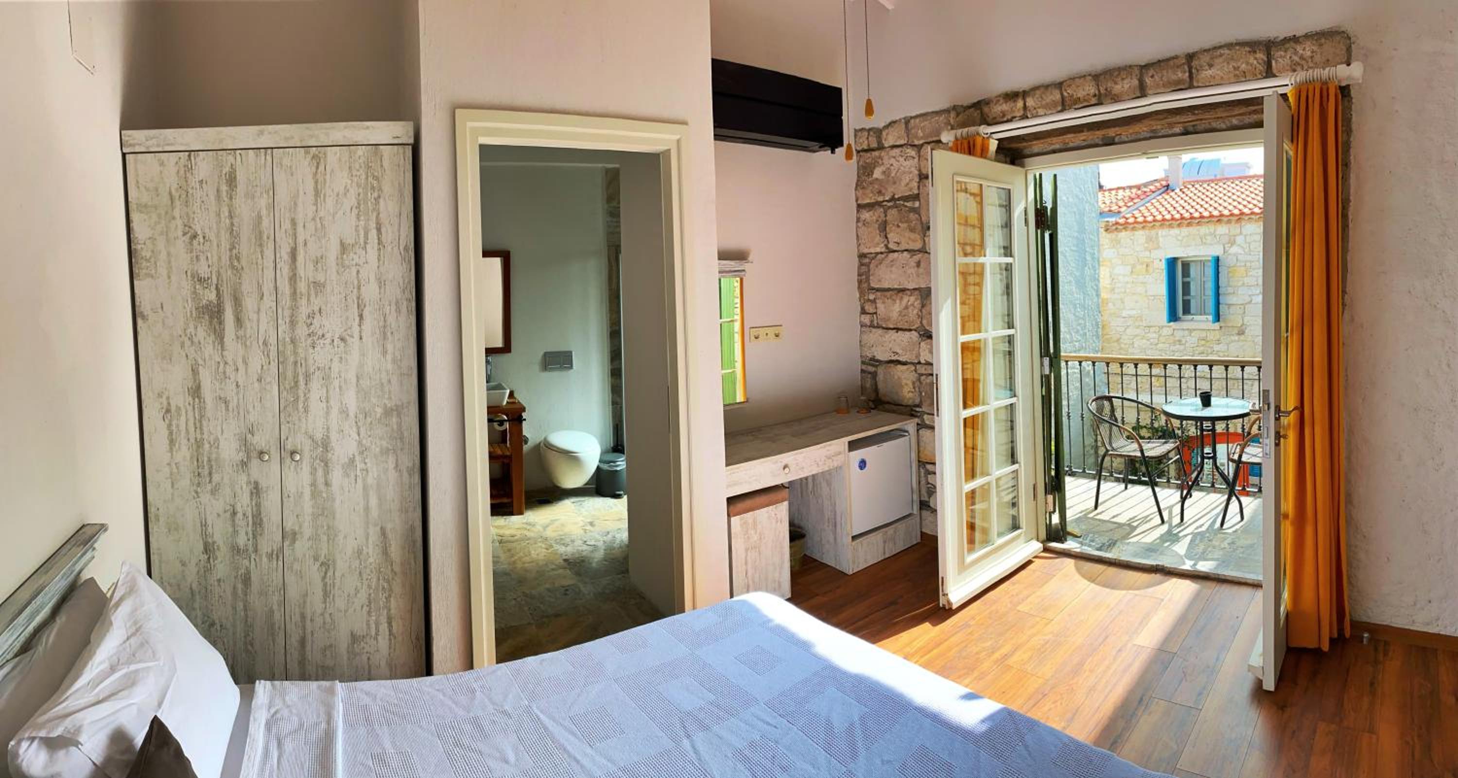 Deluxe Double Room with Balcony - Photo 5