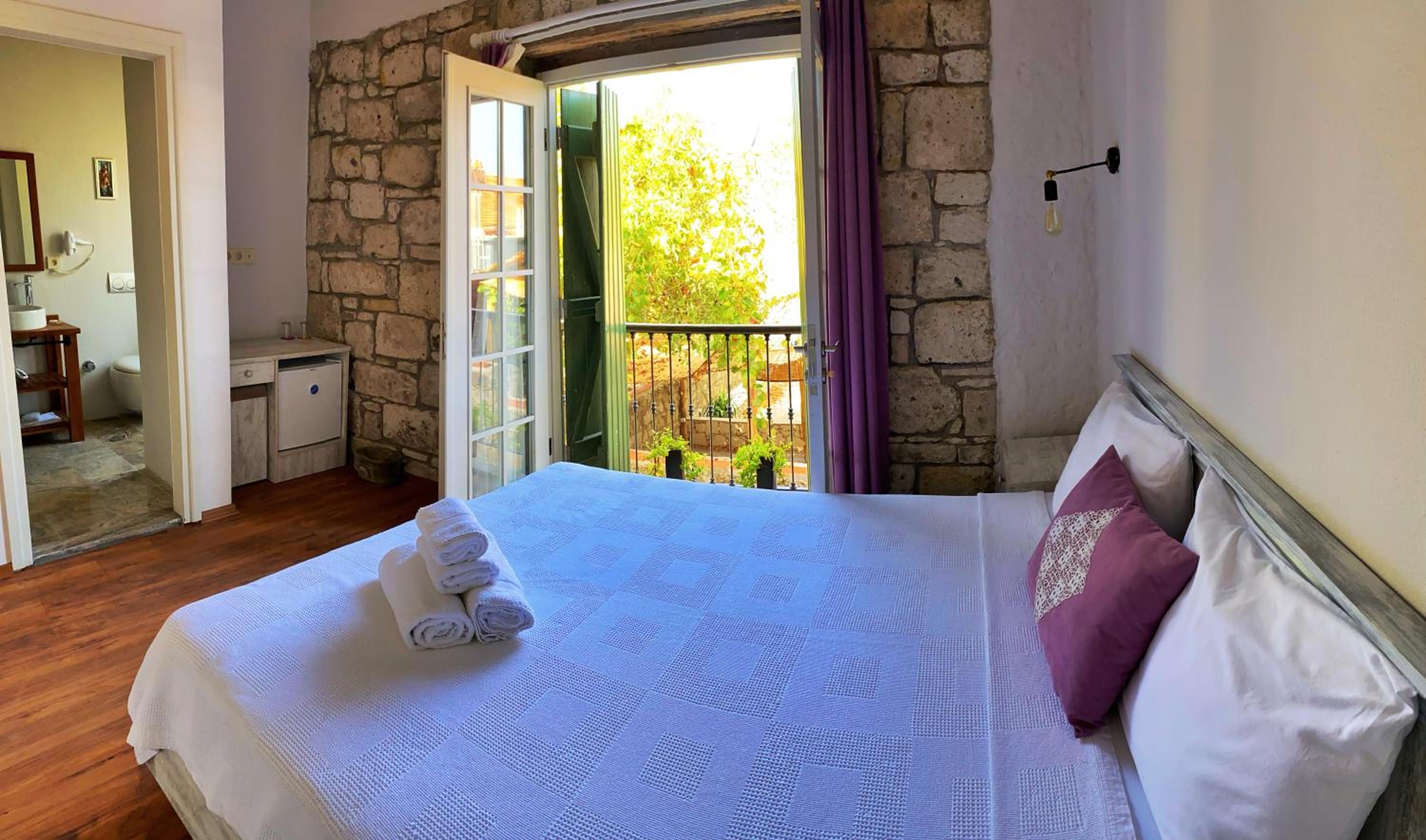 Deluxe Double Room with Balcony - Photo 8