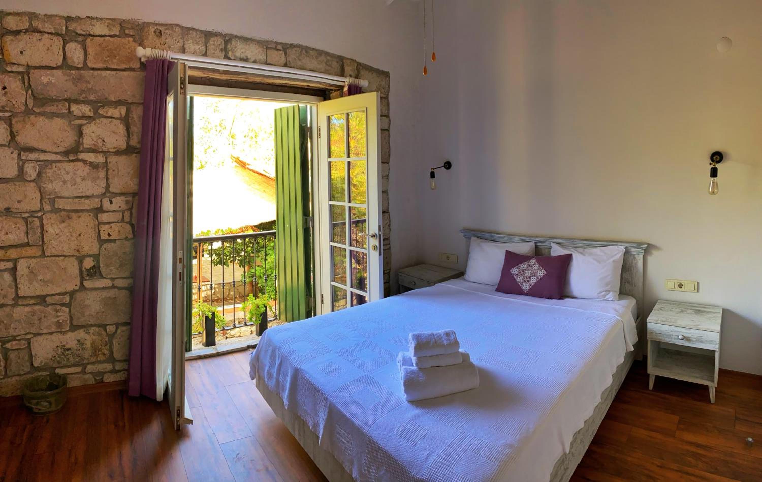 Deluxe Double Room with Balcony - Photo 9