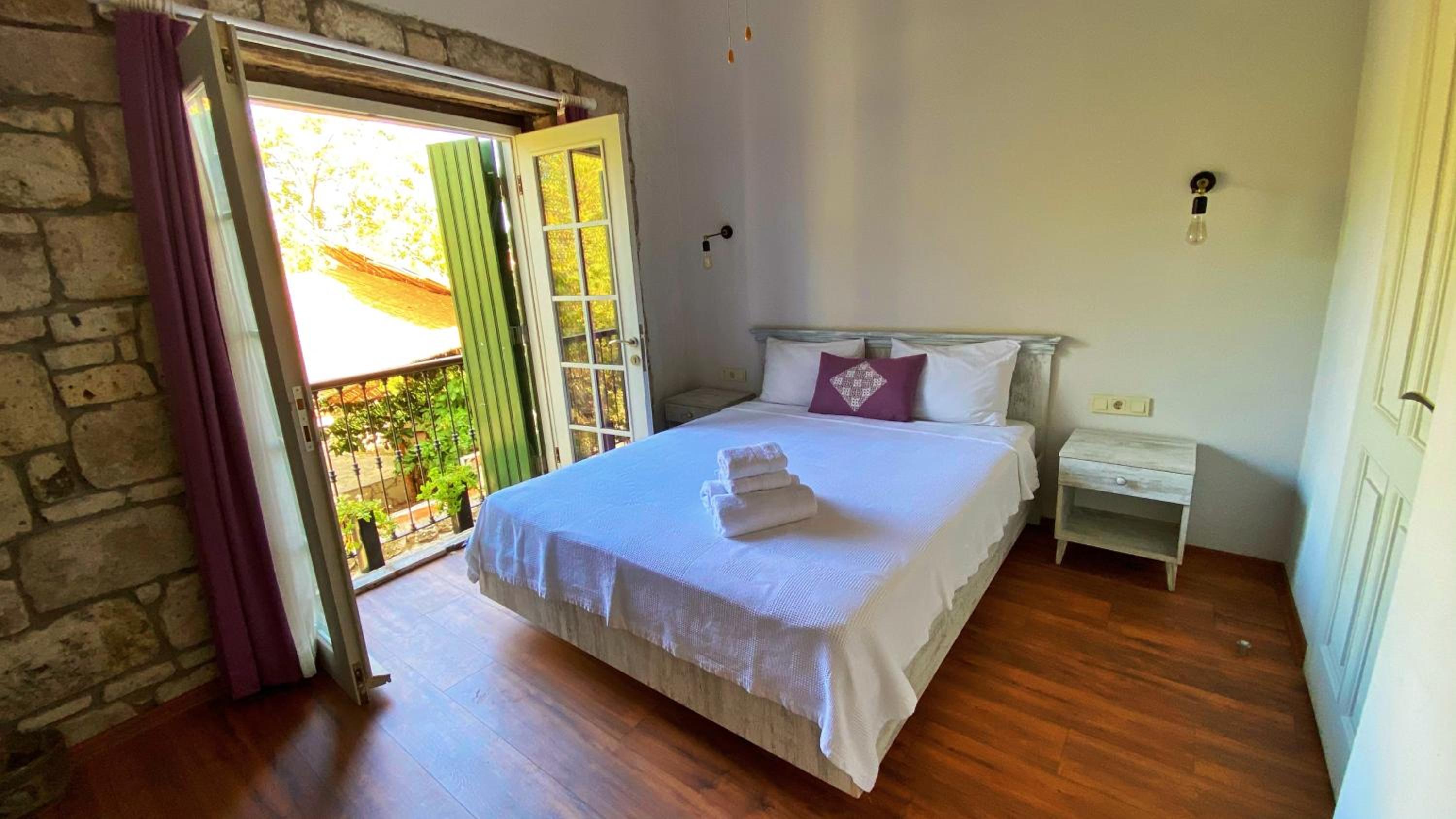 Deluxe Double Room with Balcony - Photo 11