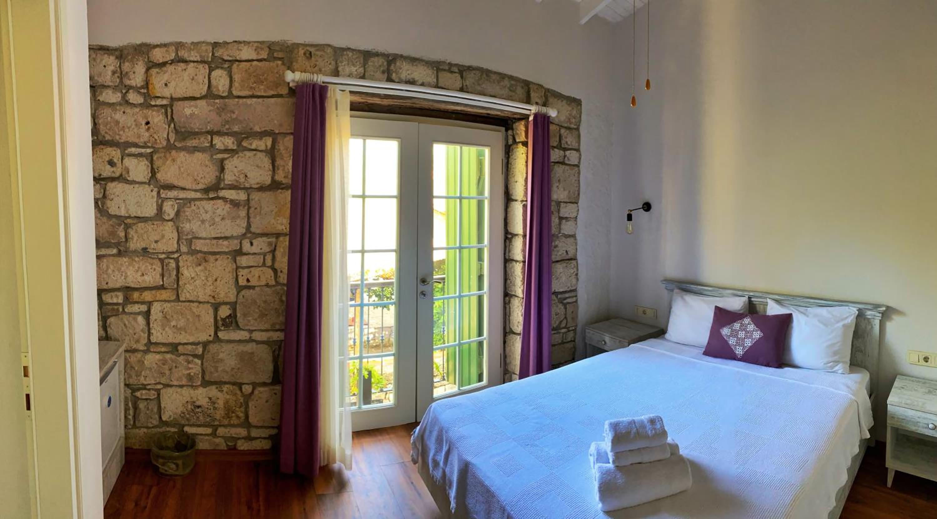 Deluxe Double Room with Balcony - Photo 12