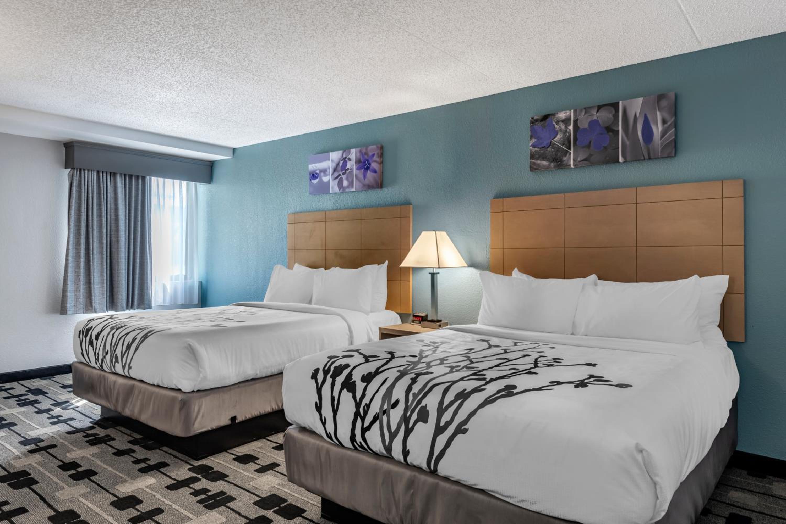 Queen Room with Two Queen Beds - Non-Smoking - Photo 3