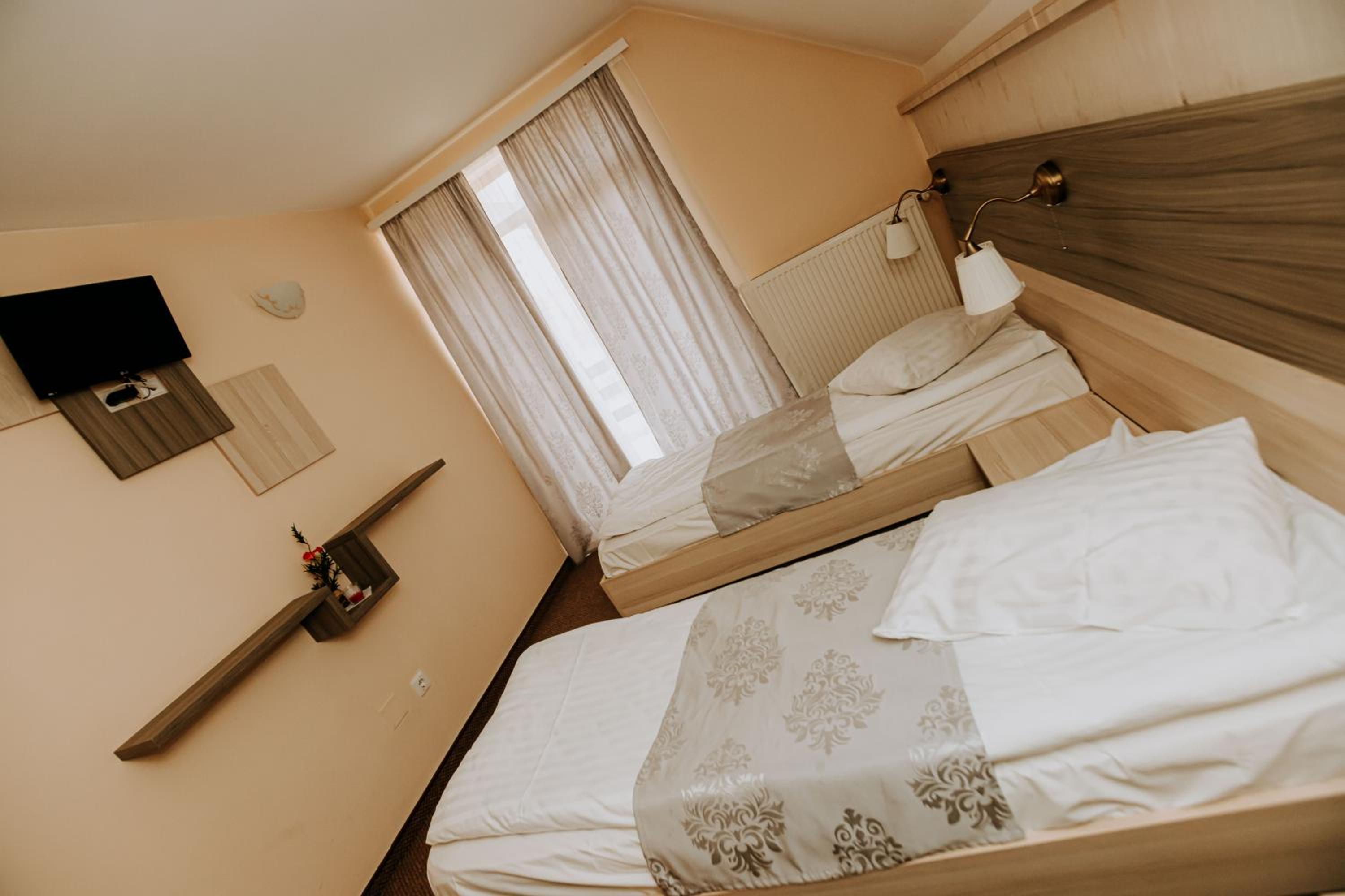 Double or Twin Room with Lake View photo 2