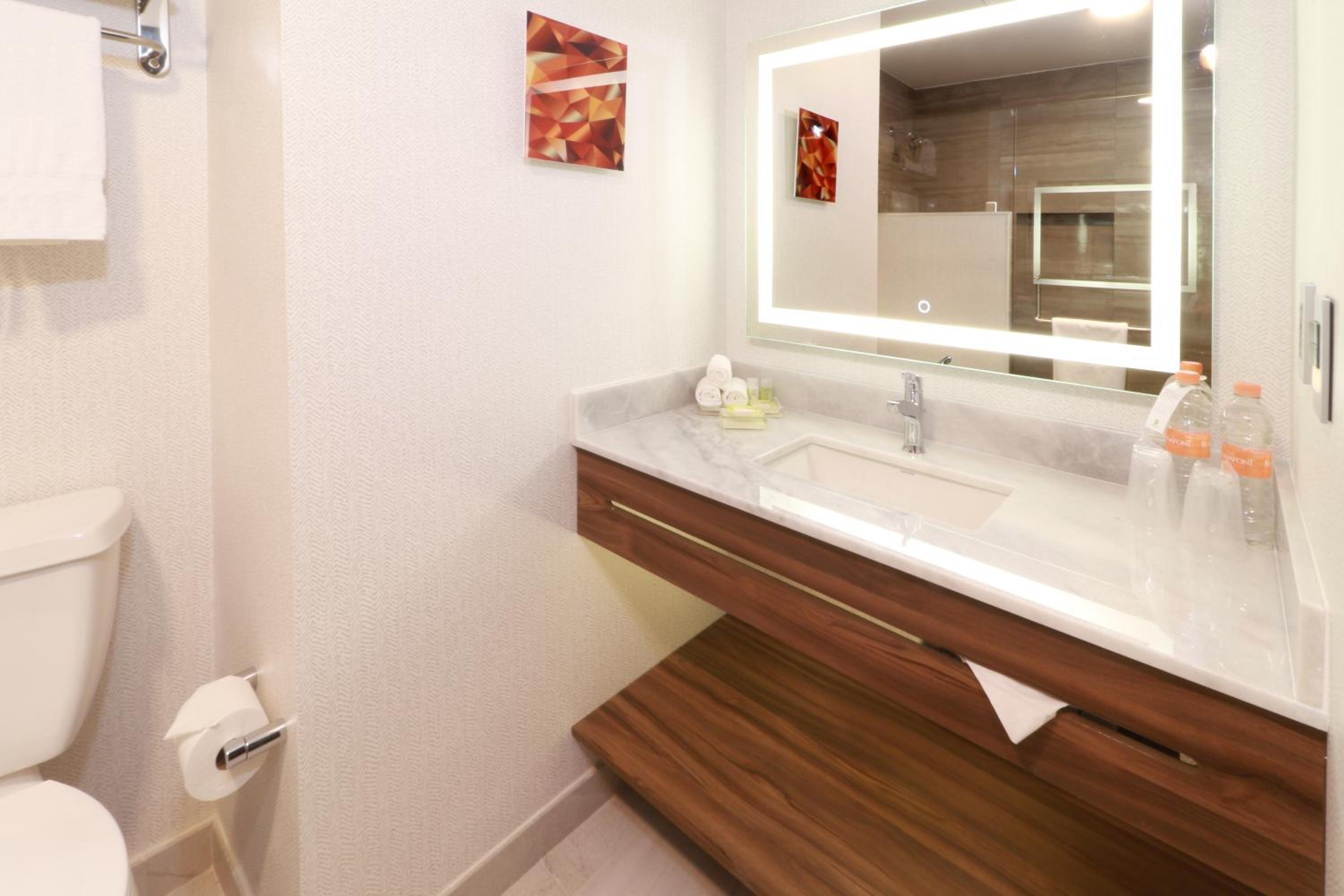 Standard King Room - Photo 5