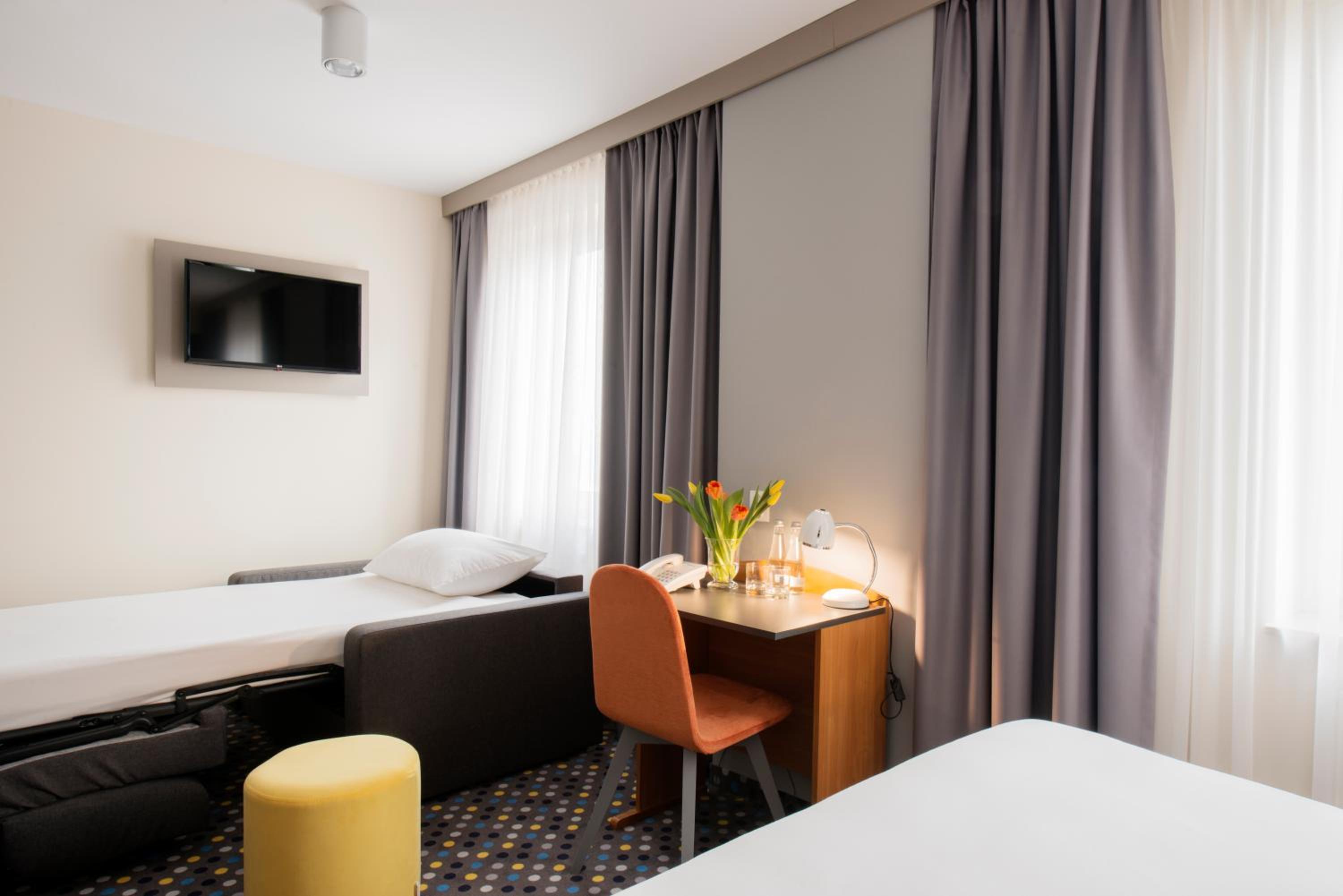 Standard Double Room with Sofa Bed - Photo 3