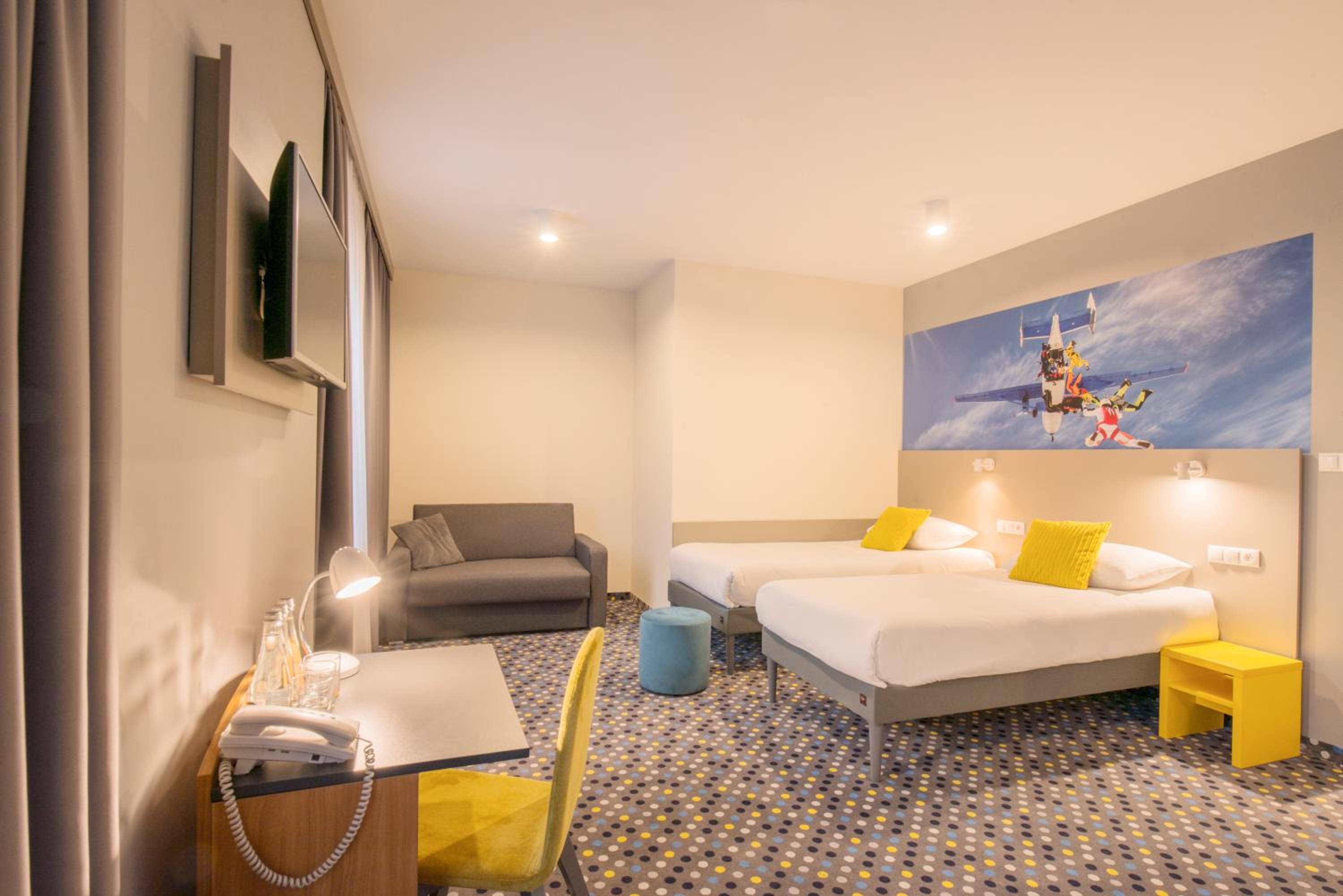 Standard Twin Room with Sofa Bed - Photo 3