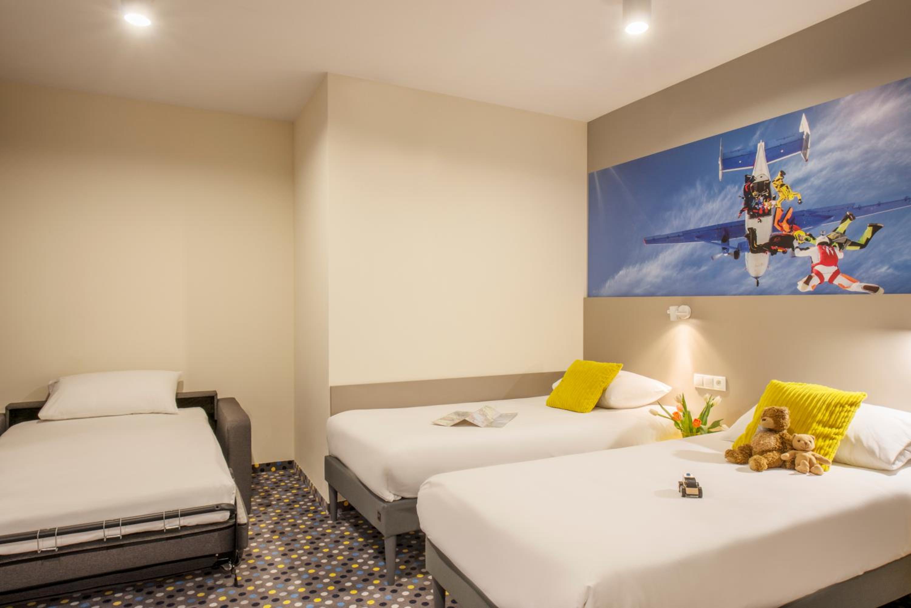 Standard Twin Room with Sofa Bed - Photo 1