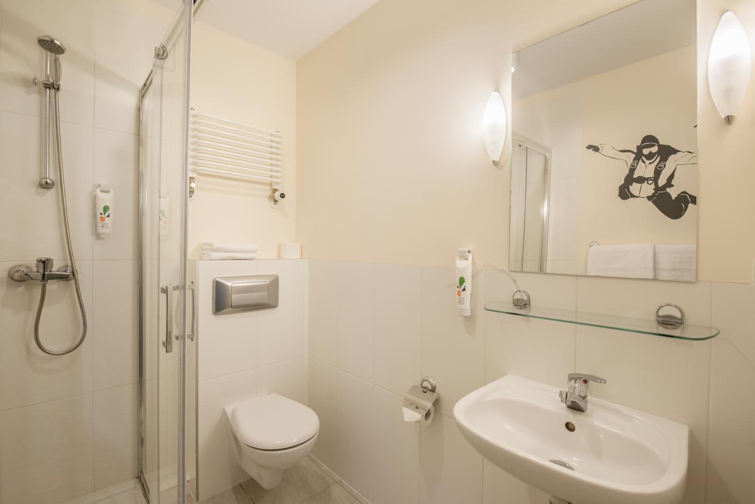 Standard Twin Room with Sofa Bed - Photo 4
