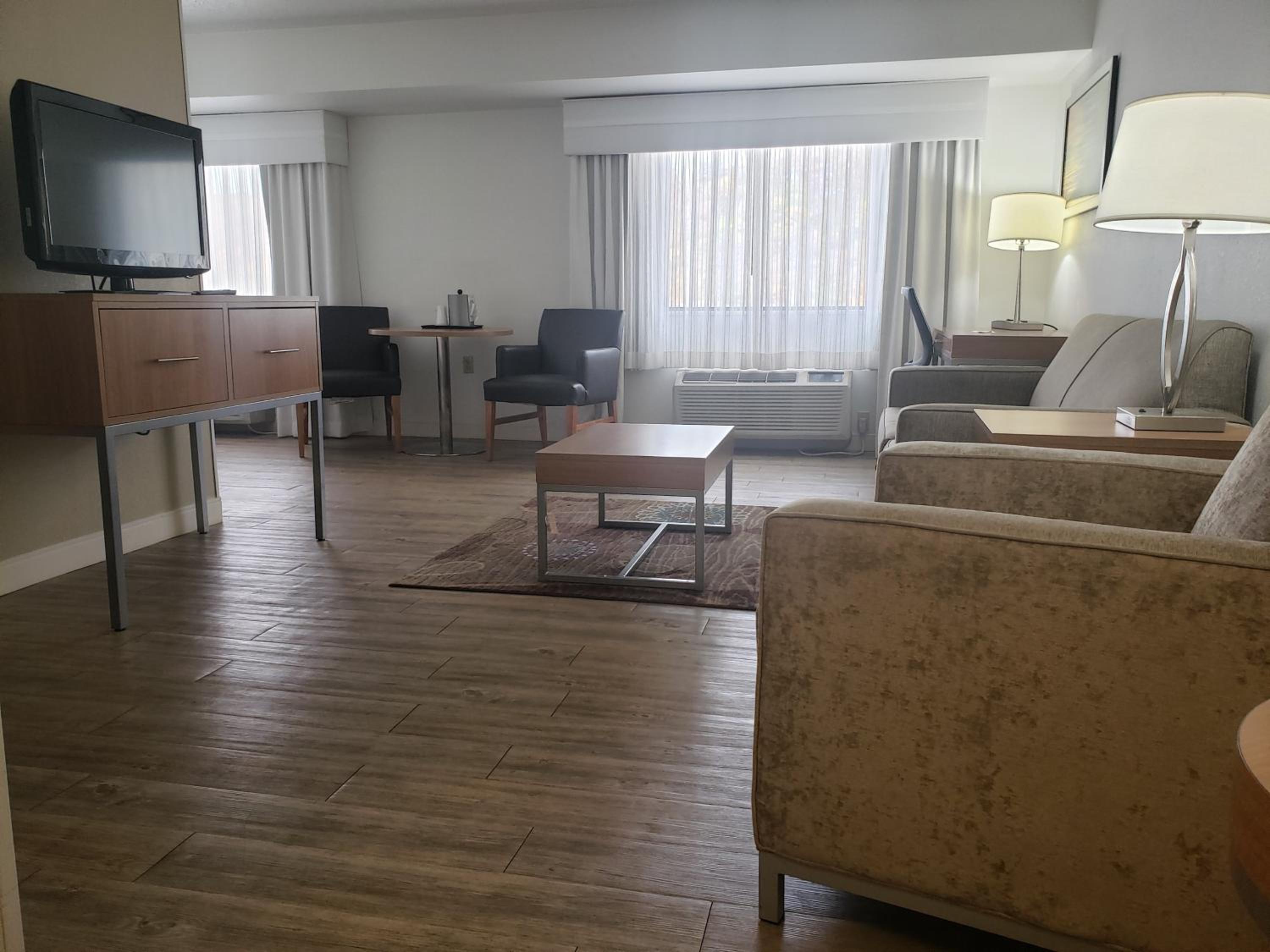 Queen Suite - Photo 8
