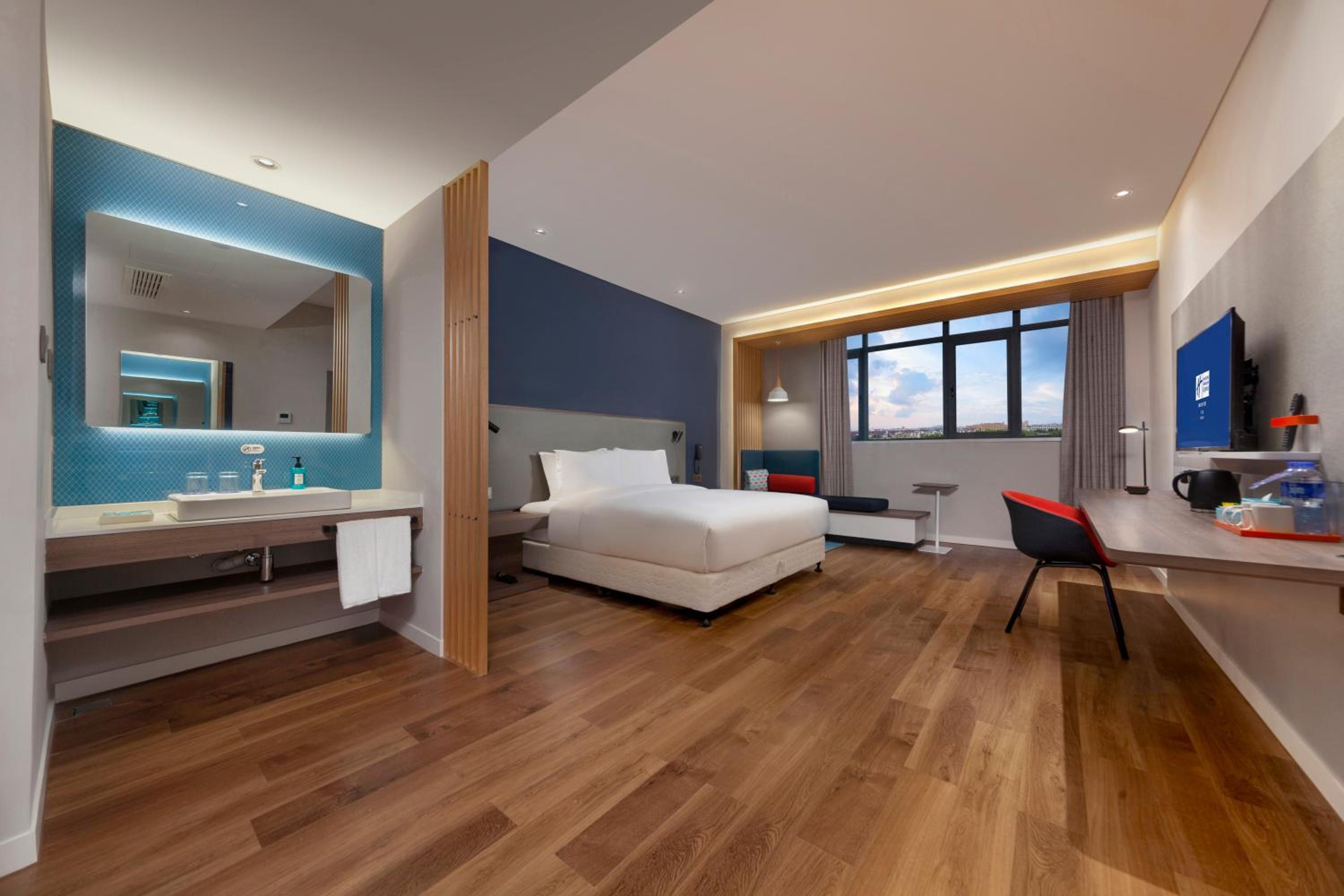 Standard King Room with Garden View - Photo 3