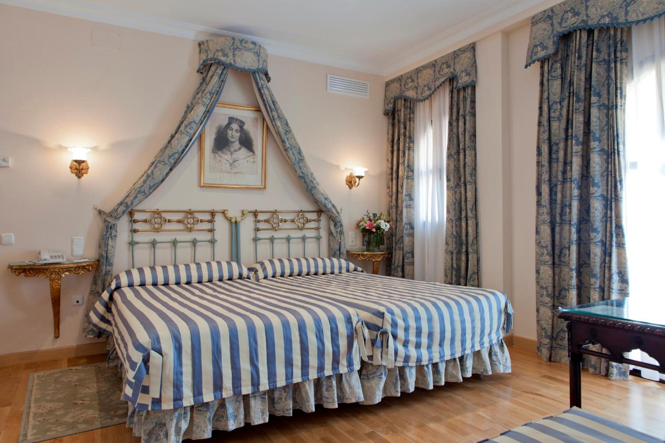 Double or Twin Room with Extra Bed photo 2