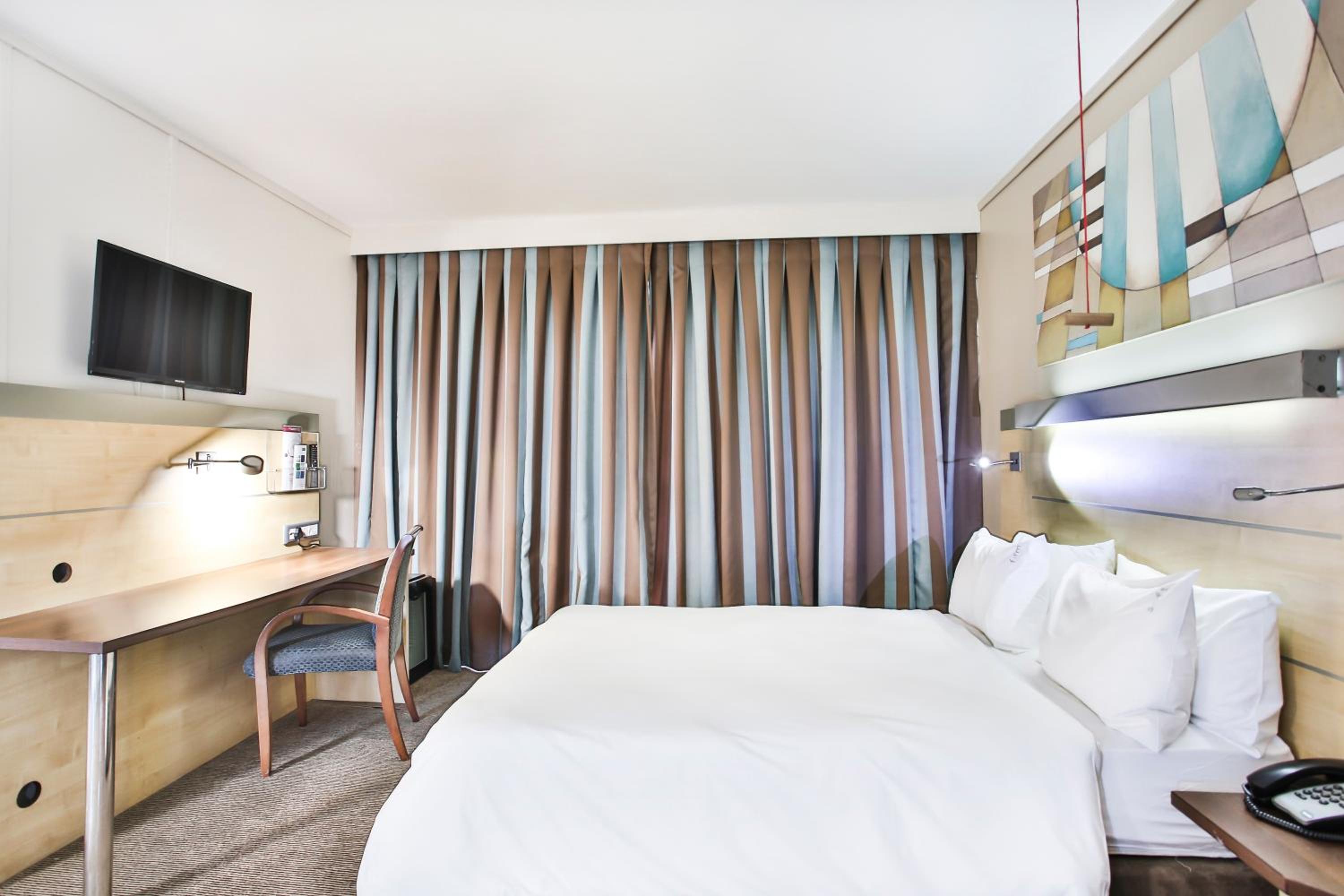 Double Room with Sofa Bed - Disability Access thumbnail 5