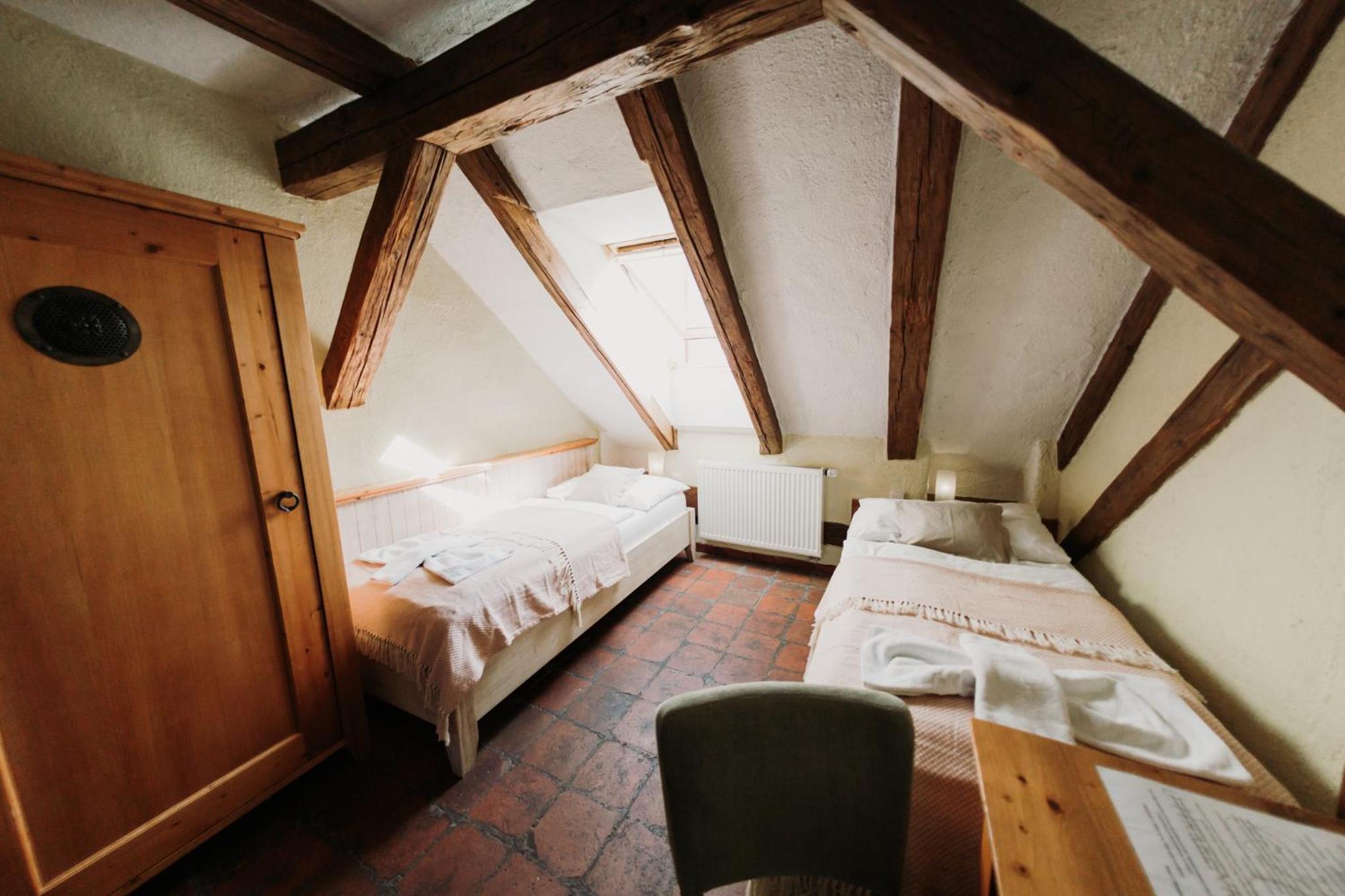 Twin Room - Photo 11