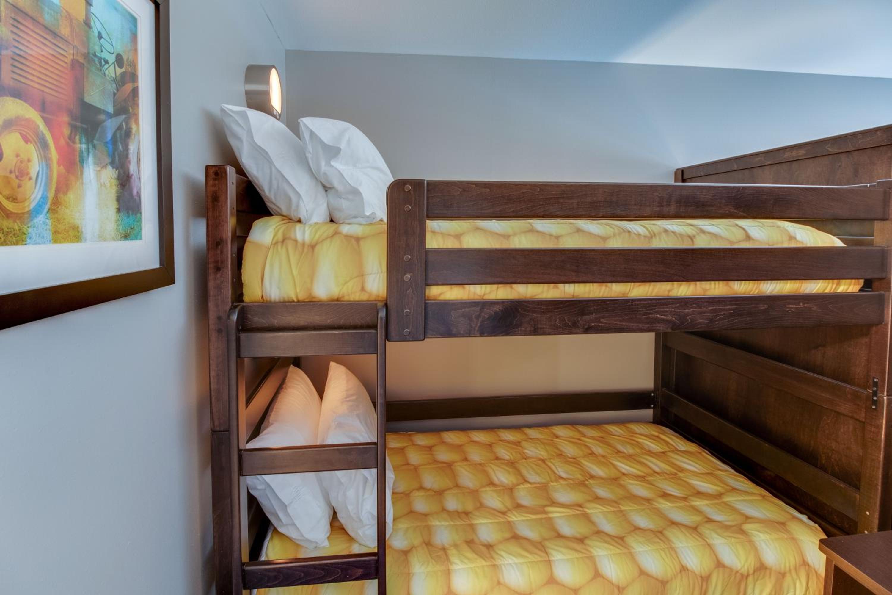 Queen Suite with One Bunk Bed - Photo 5