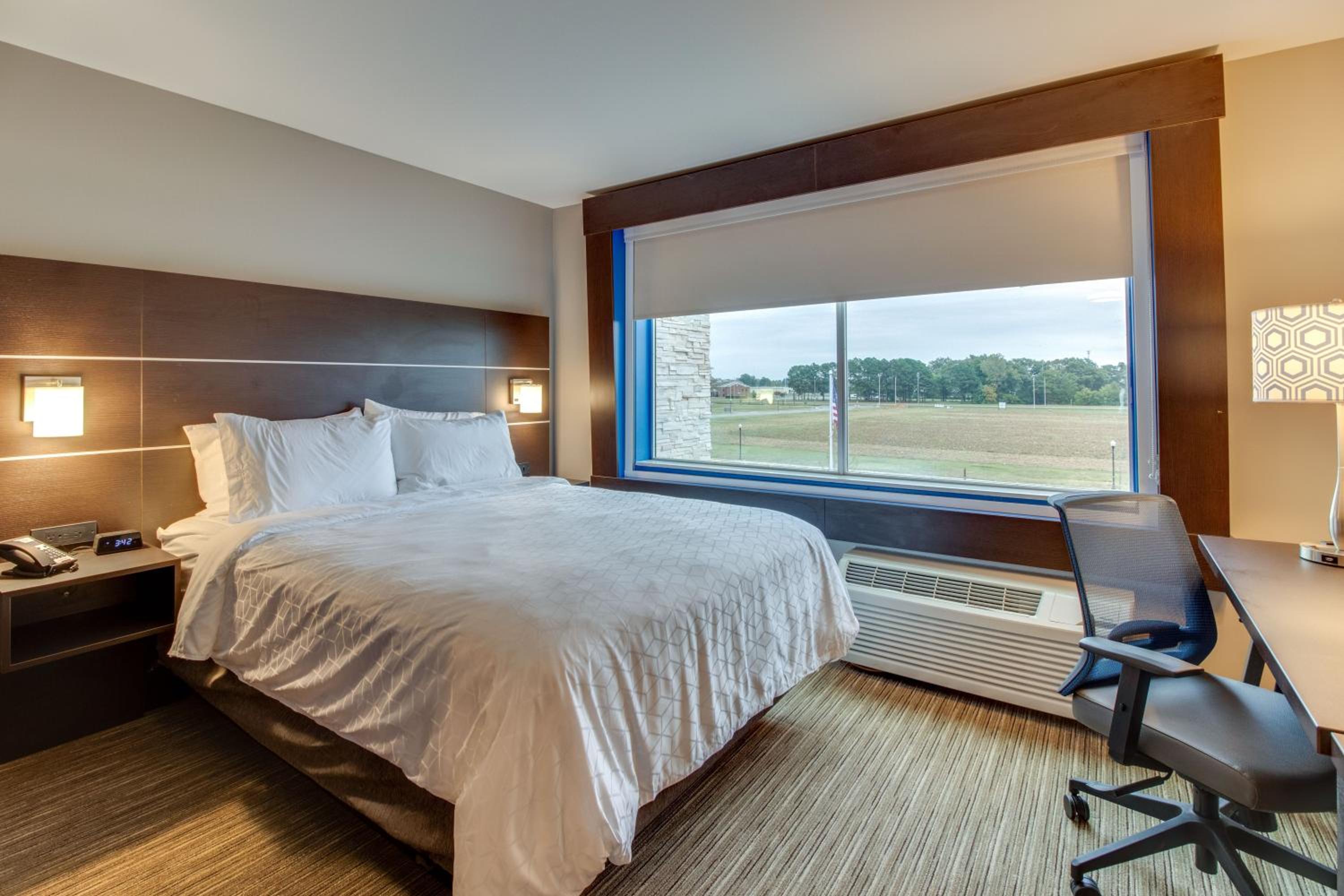 Queen Suite with One Bunk Bed - Photo 1