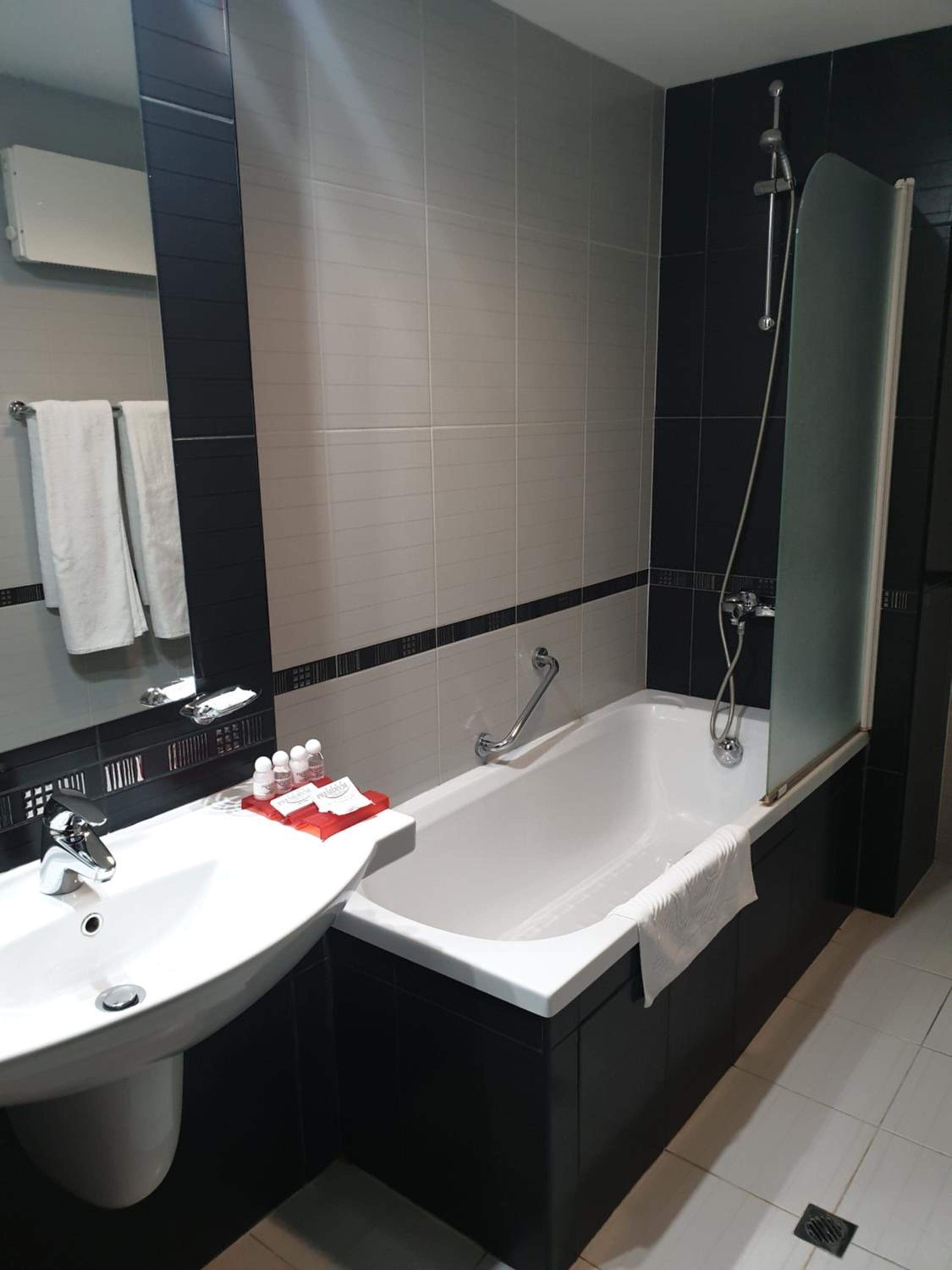 Double or Twin Room - Photo 5
