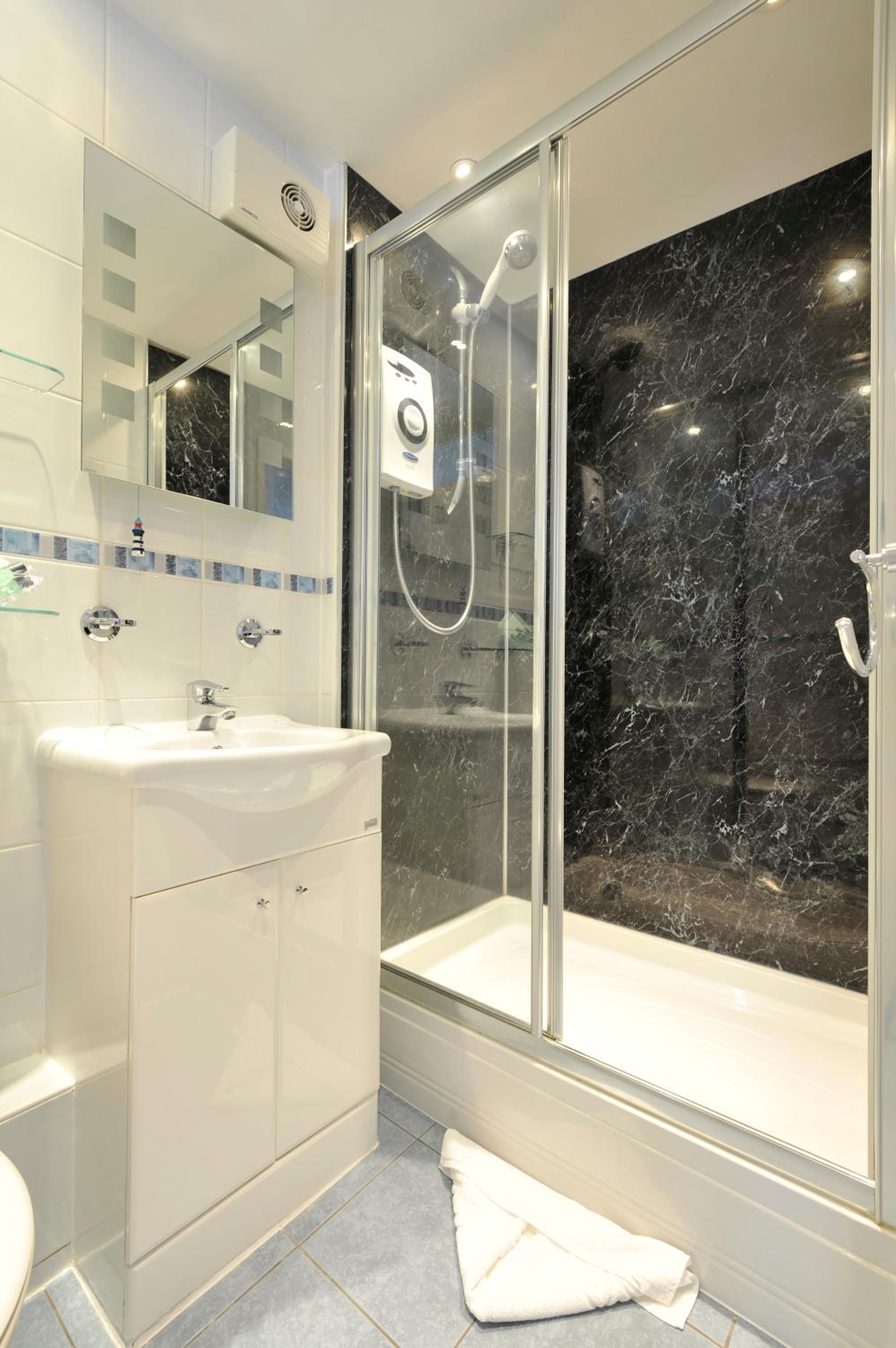 Twin Room with Harbor View - Downderry photo 2