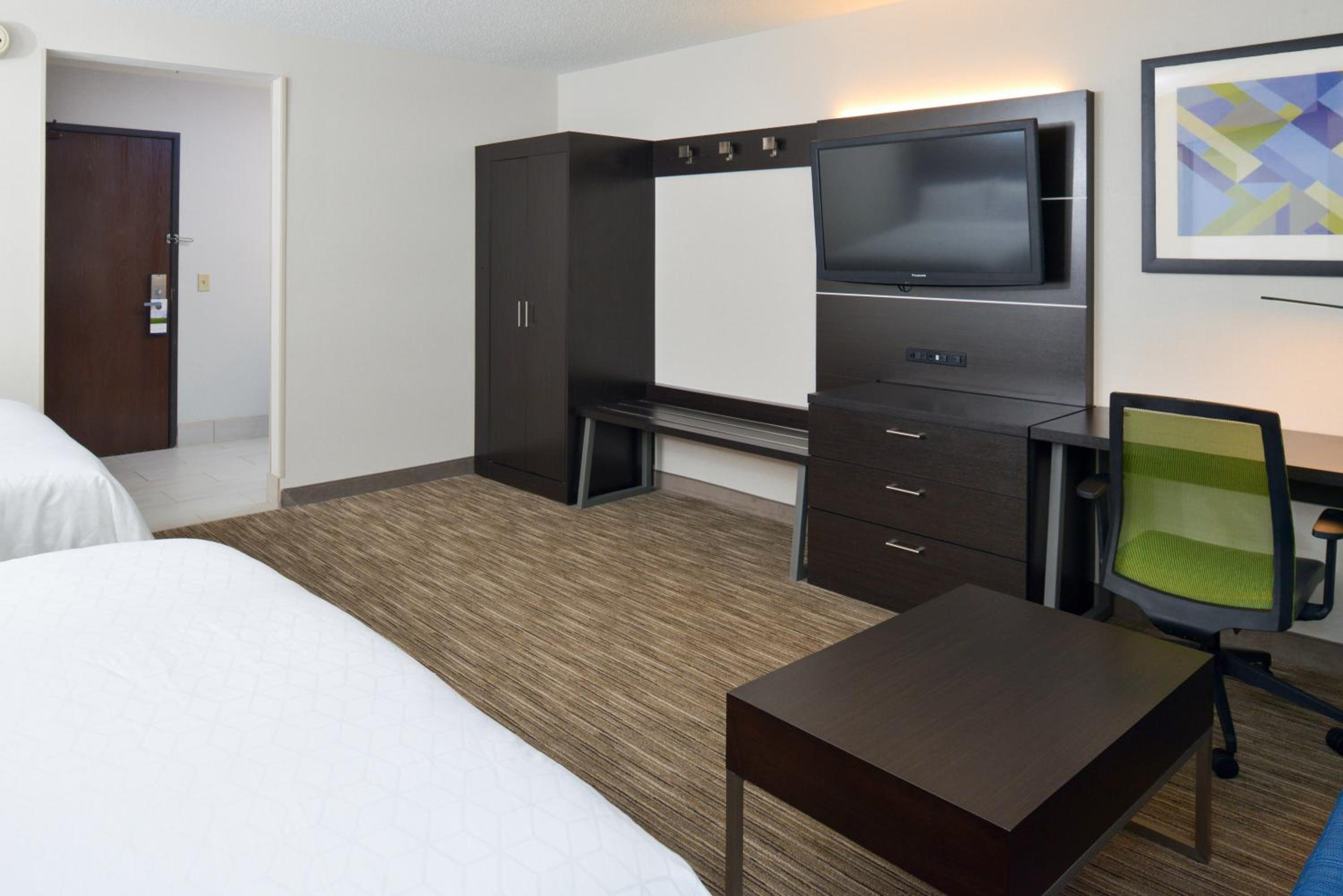Queen Suite with Two Queen Beds and Sofa Bed photo 2