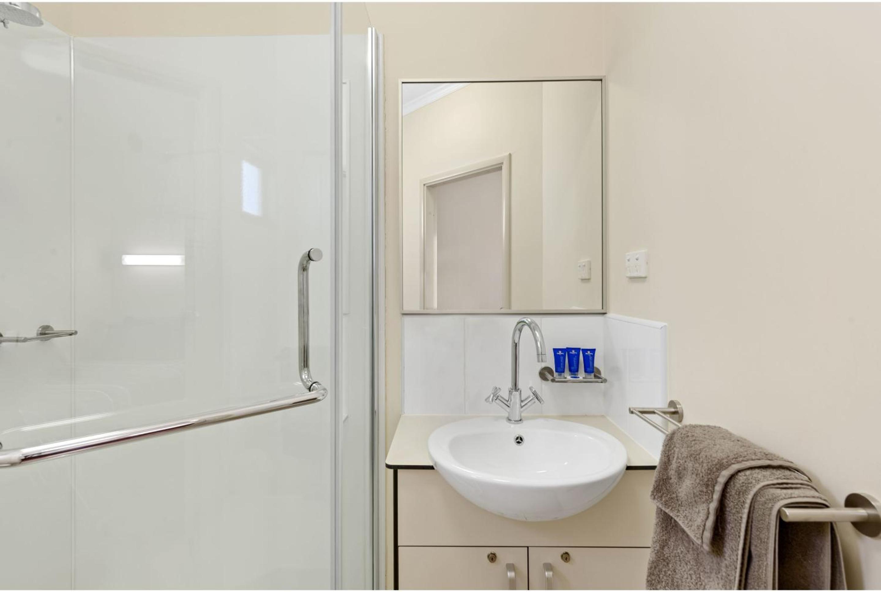 Standard Accessible Room - Photo 5