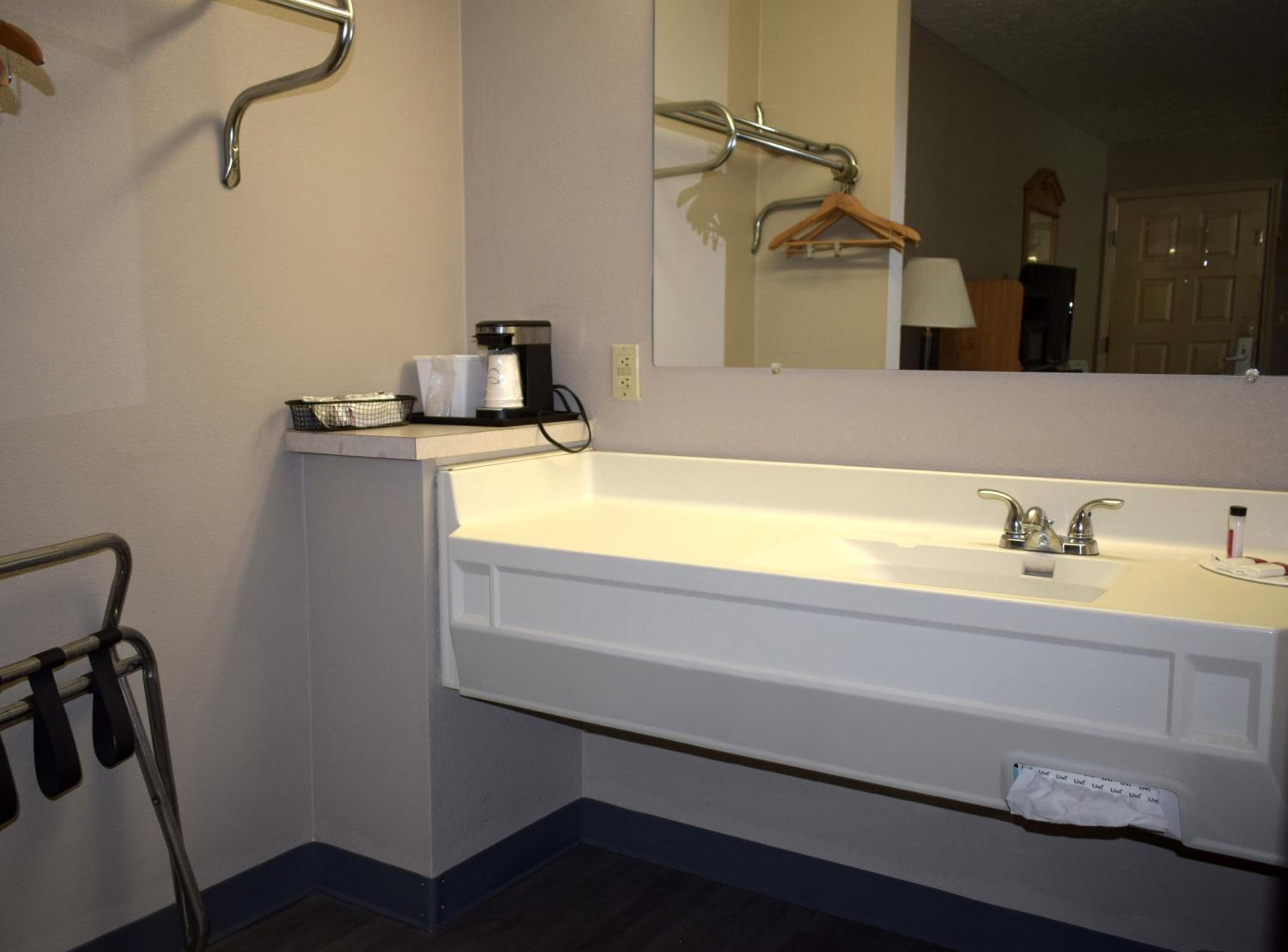 King Room - Non-Smoking - Photo 4
