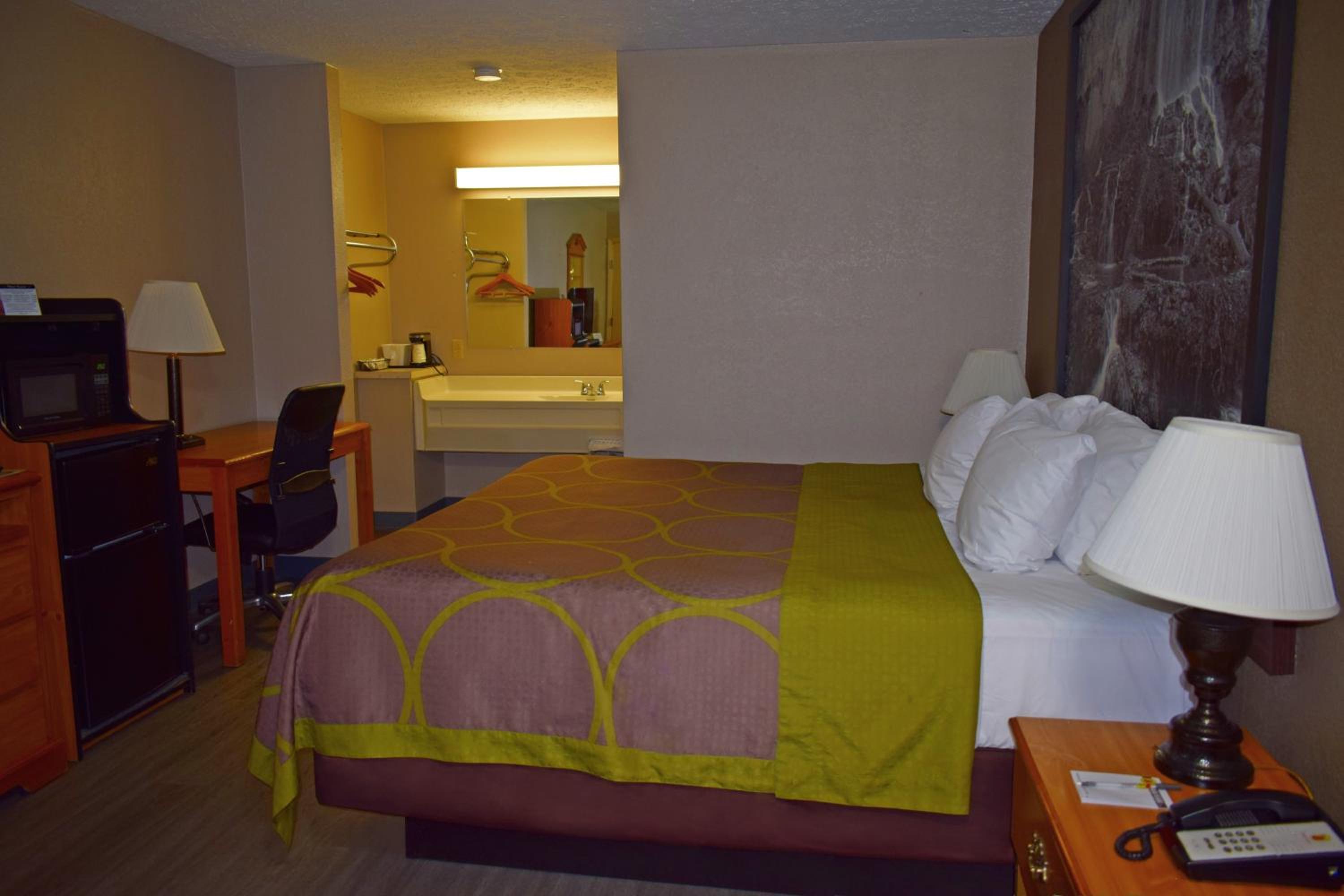 King Room - Non-Smoking - Photo 5