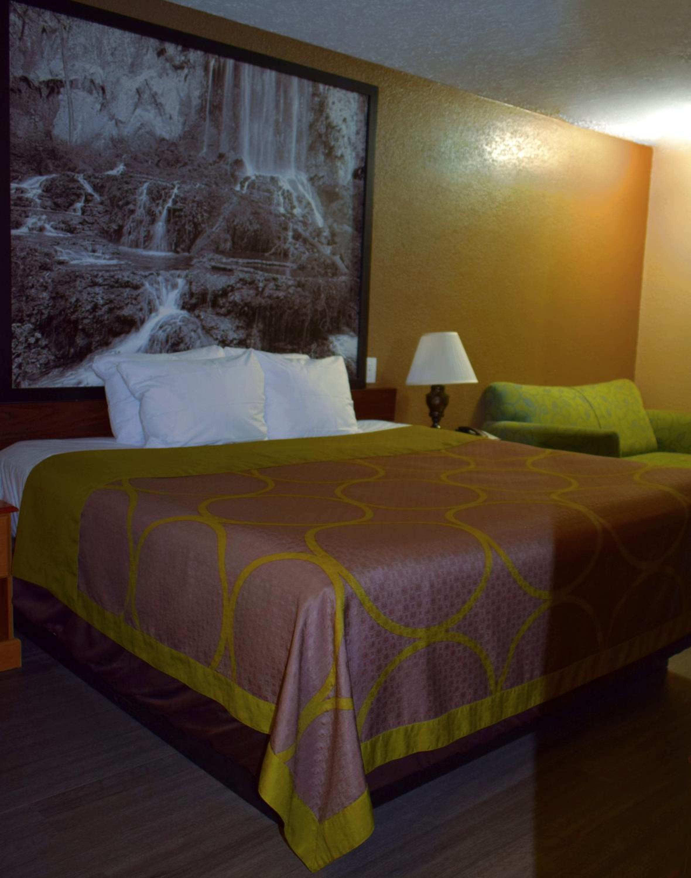 King Room - Non-Smoking - Photo 7
