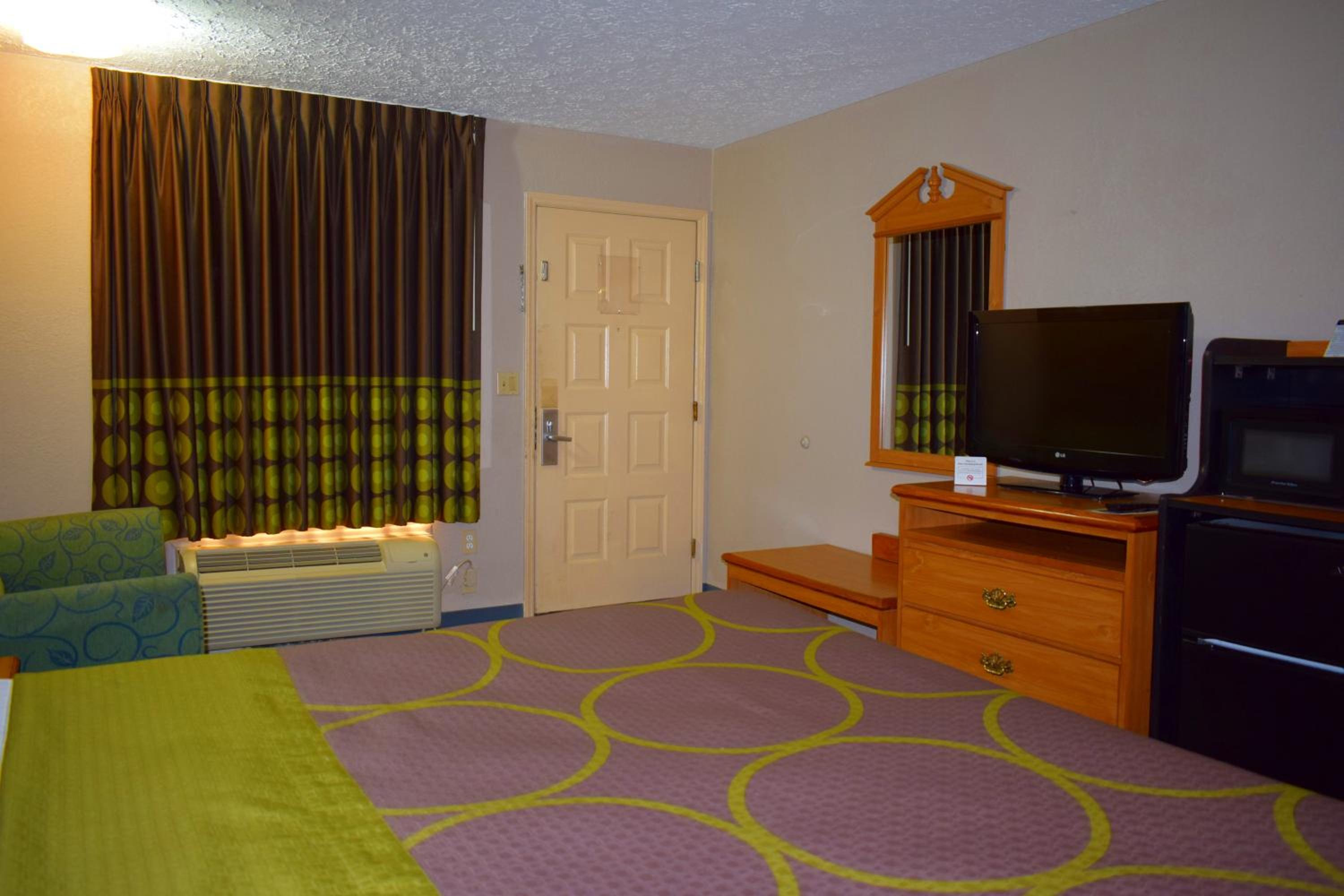King Room - Non-Smoking - Photo 6