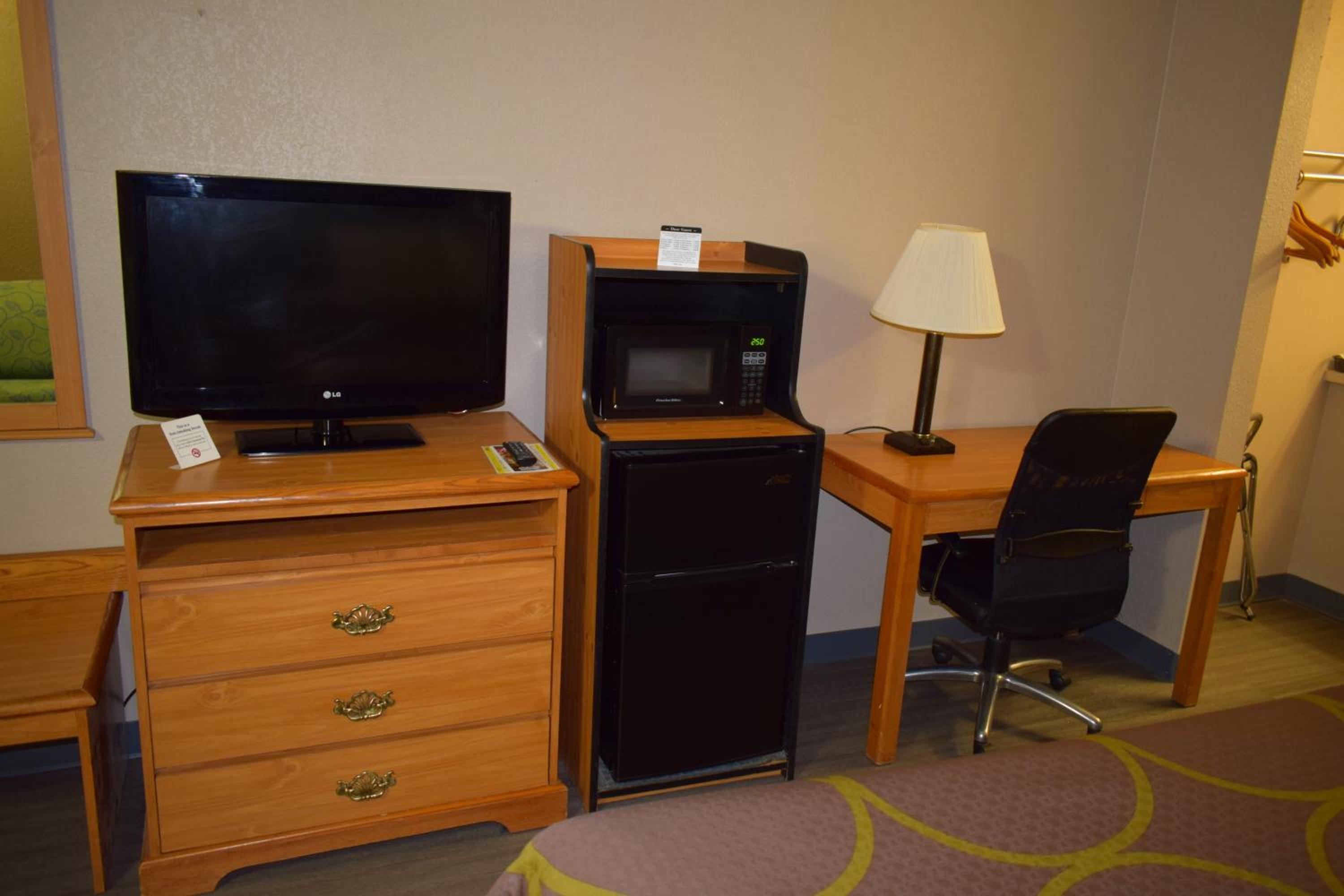 King Room - Non-Smoking - Photo 2