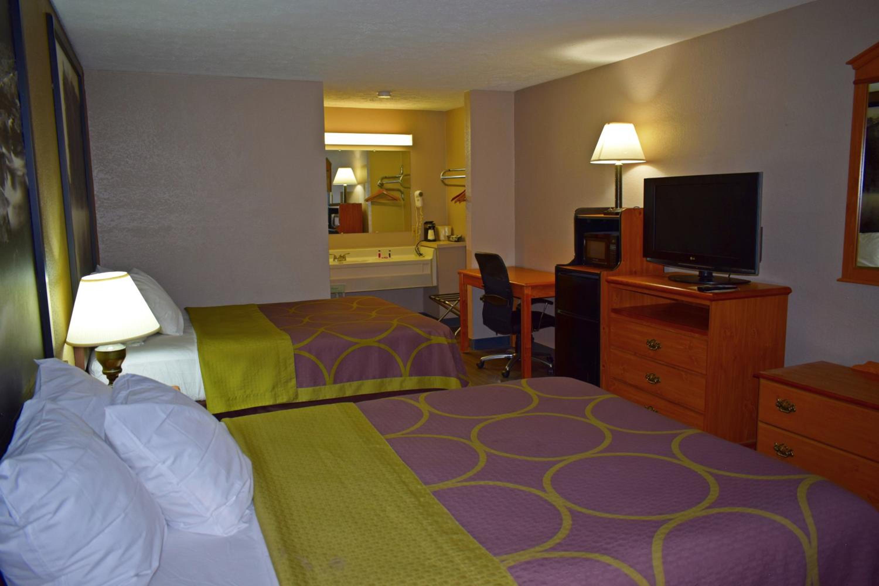 Queen Room with Two Queen Beds - Smoking - Photo 6
