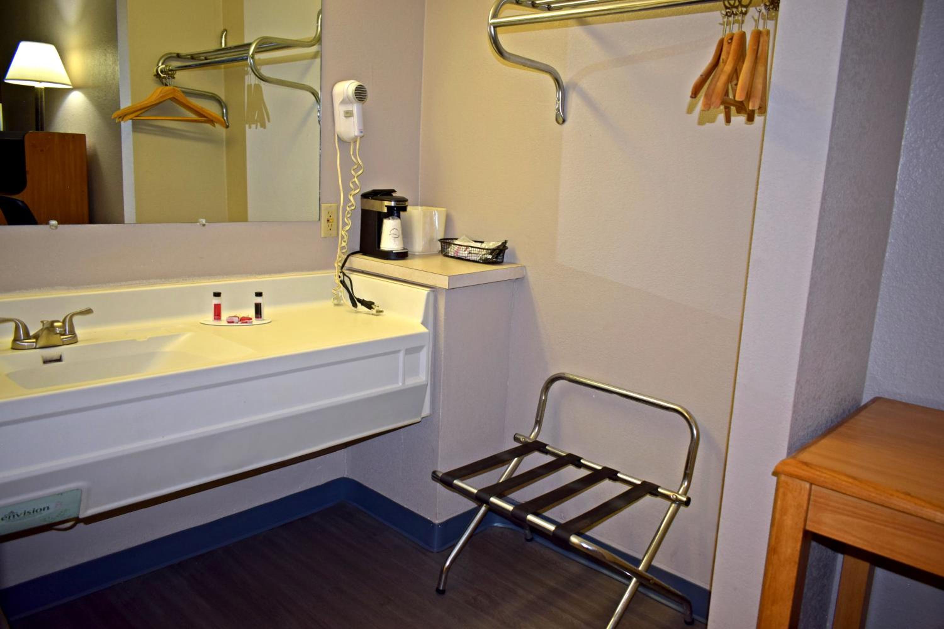 Queen Room with Three Queen Beds - Non-Smoking - Photo 7