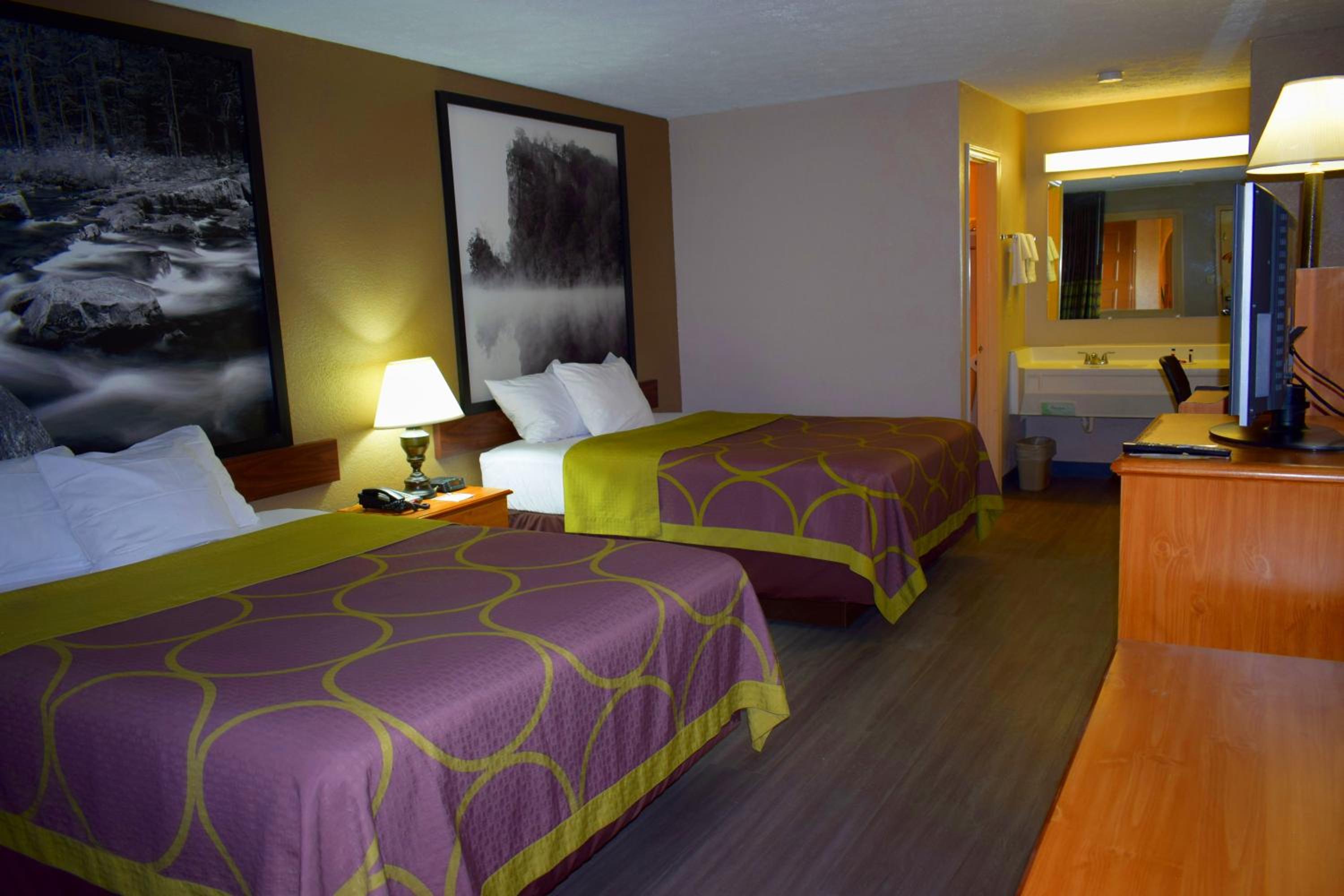 Queen Room with Two Queen Beds - Smoking - Photo 5