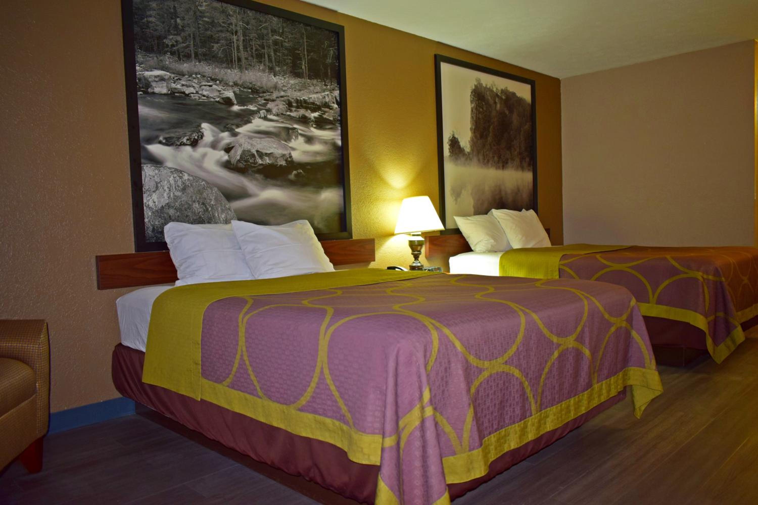 Queen Room with Two Queen Beds - Smoking - Photo 2