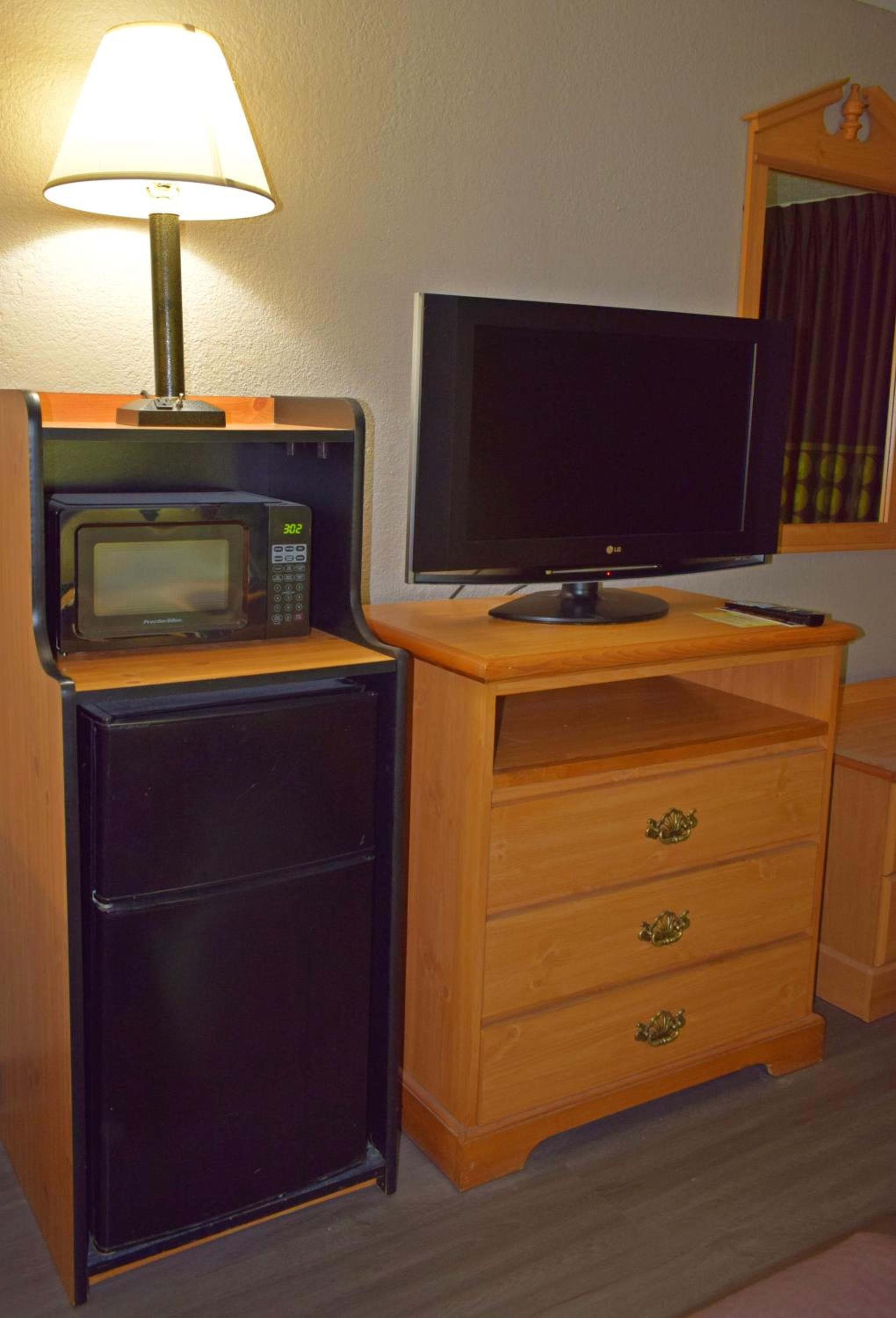 Queen Room with Two Queen Beds - Smoking - Photo 7