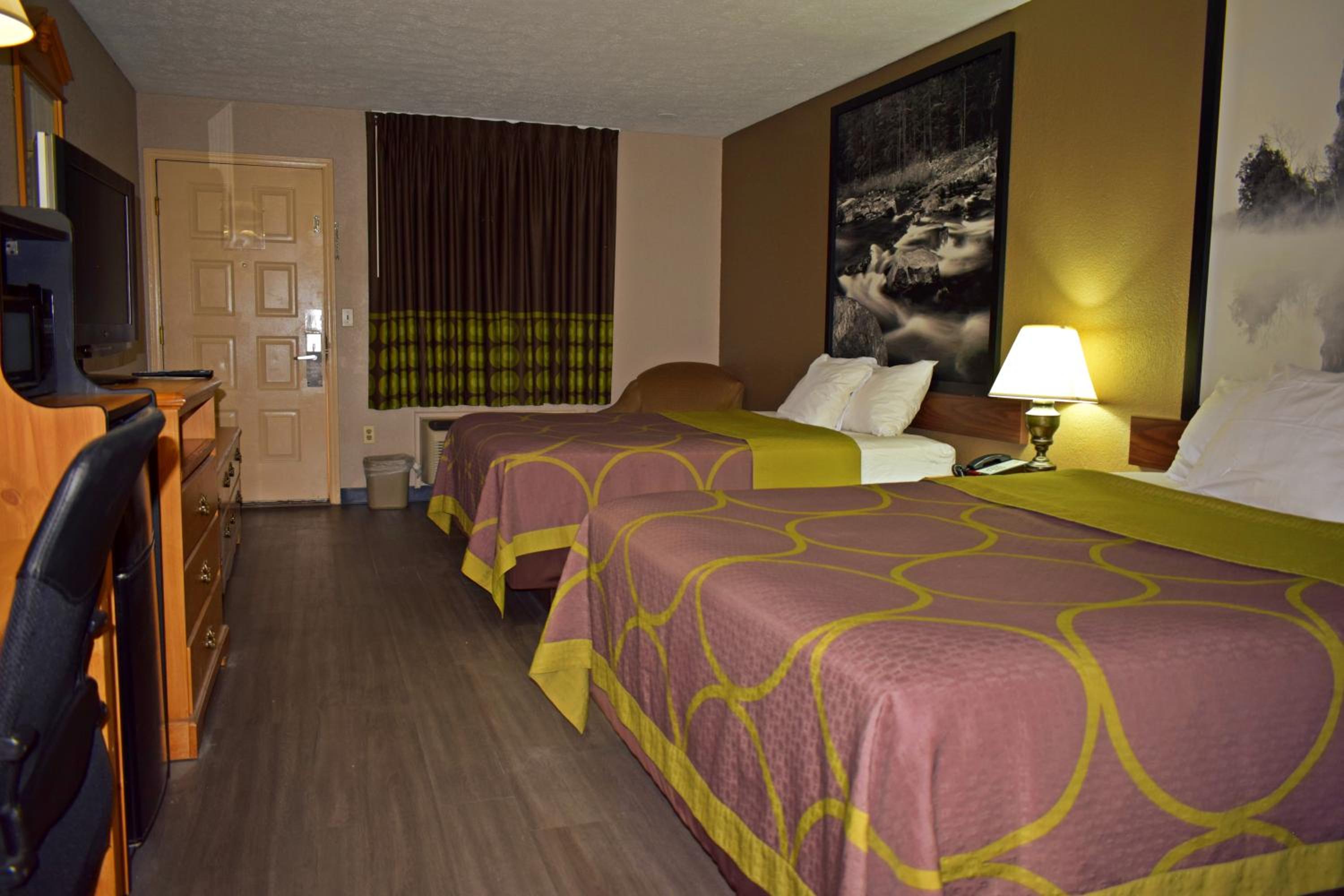 Queen Room with Two Queen Beds - Smoking - Photo 10