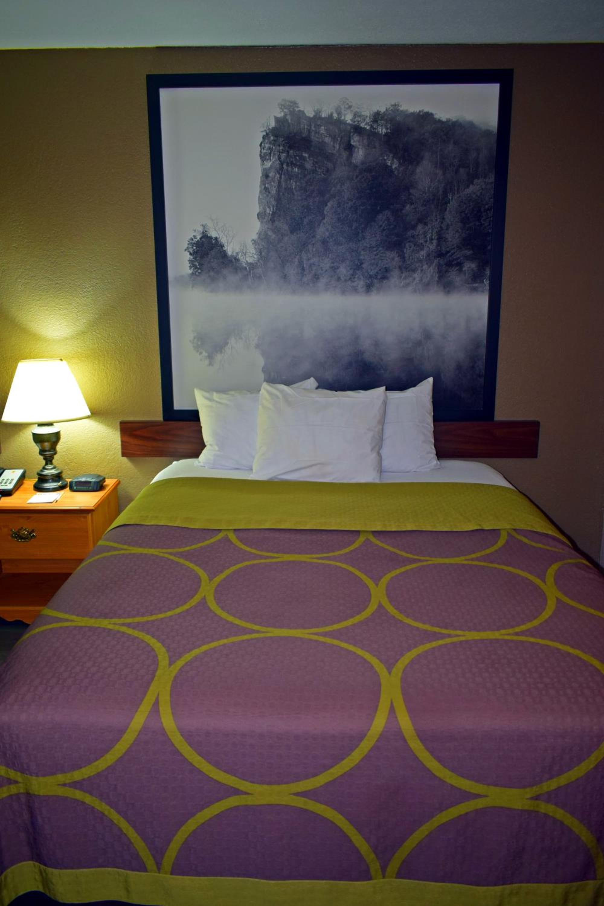 Queen Room with Two Queen Beds - Smoking - Photo 8