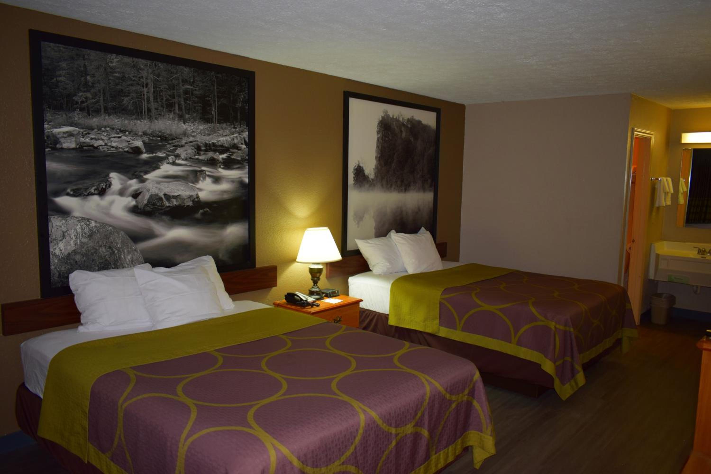 Queen Room with Two Queen Beds - Smoking - Photo 4