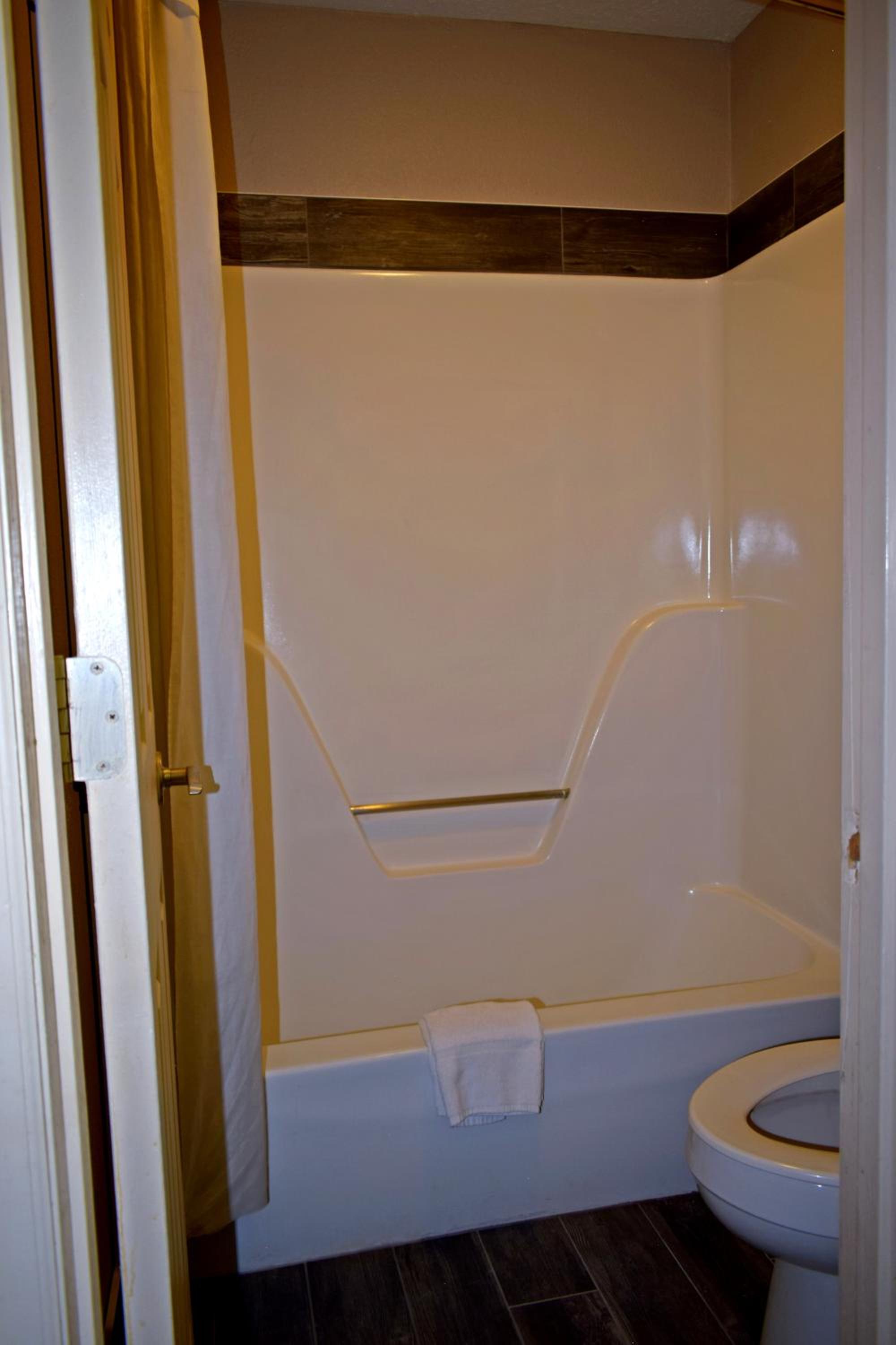 Queen Room with Two Queen Beds - Smoking - Photo 3