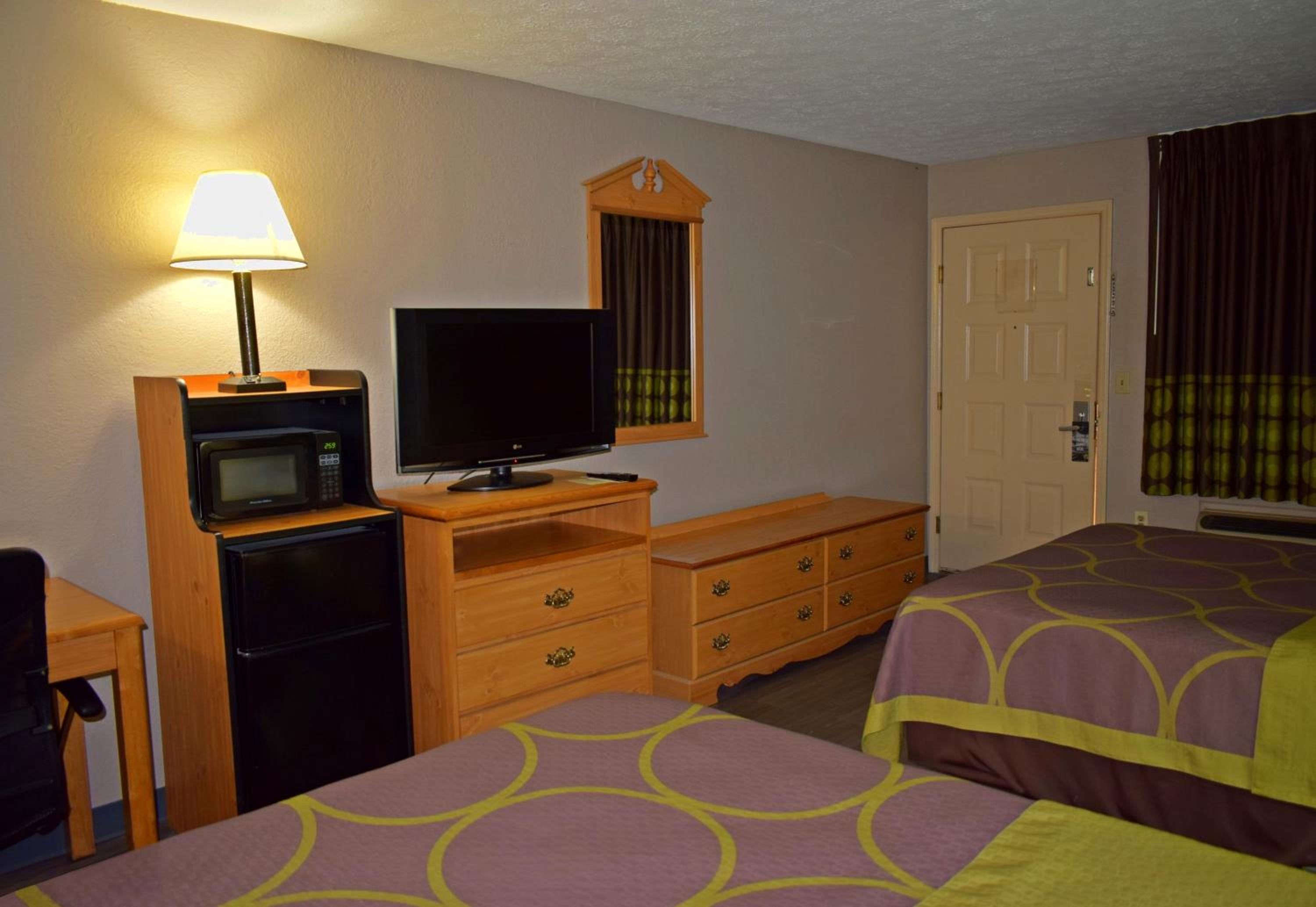 Queen Room with Two Queen Beds - Smoking - Photo 9