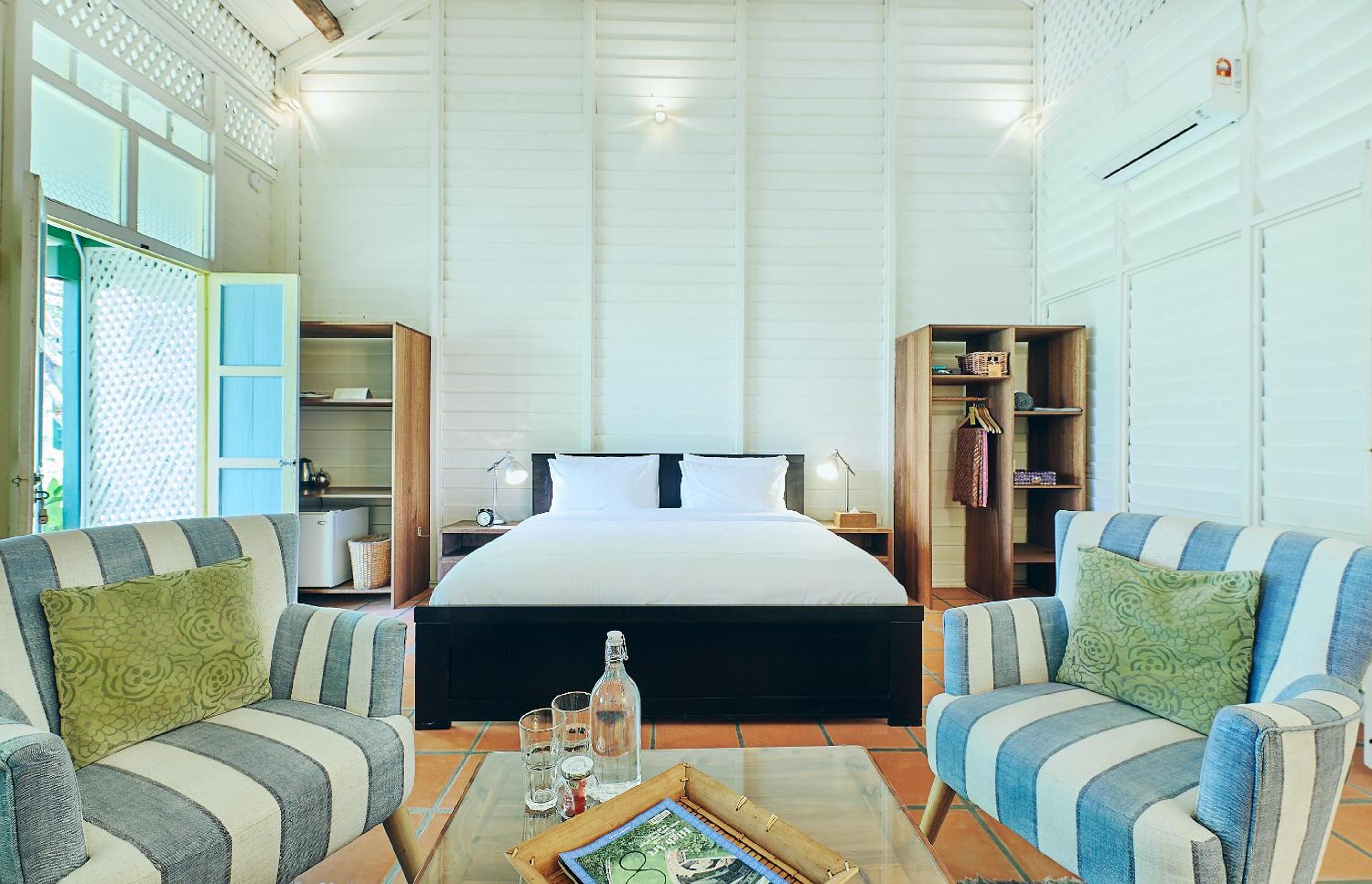 King Bed with Private Garden - Estate House 4 - Photo 2