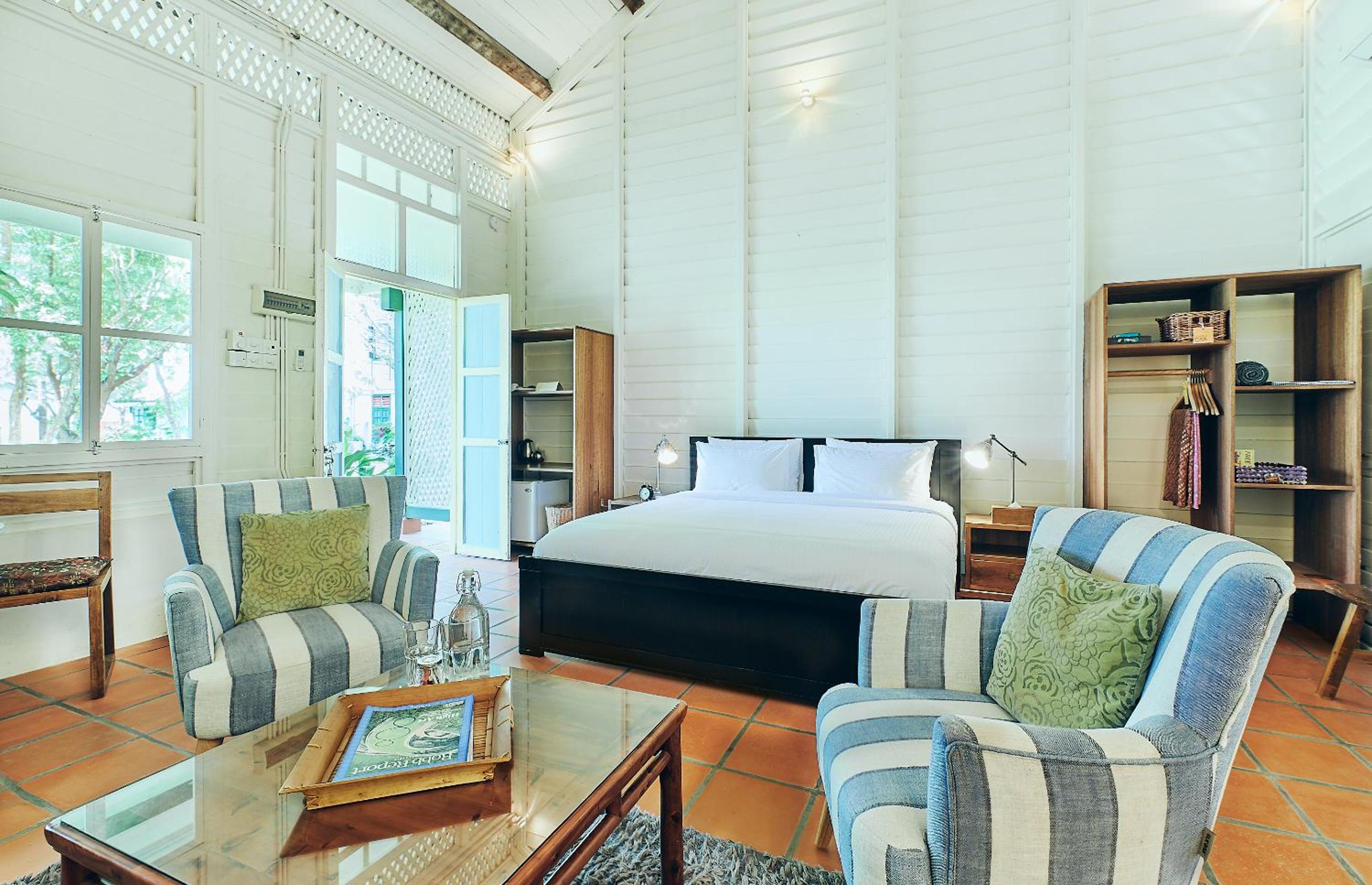 King Bed with Private Garden - Estate House 4 - Photo 3