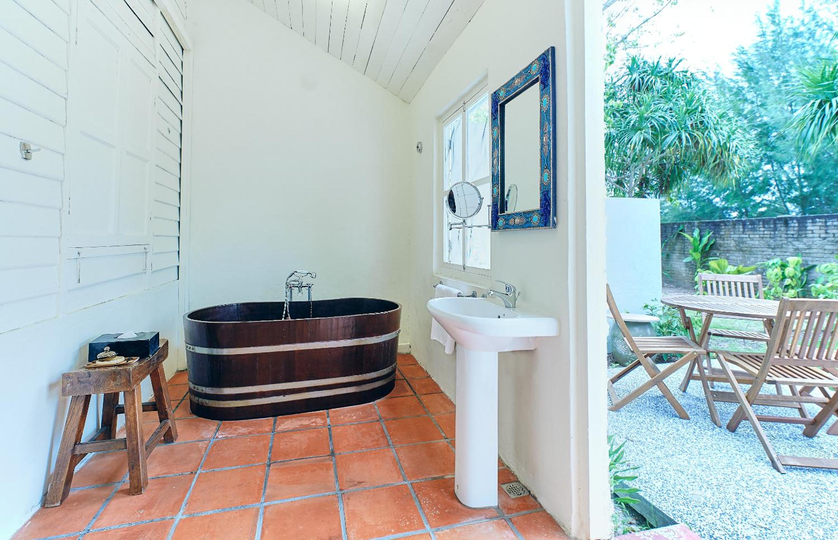 King Bed Suite with Private Garden - Estate House 2 - Photo 4