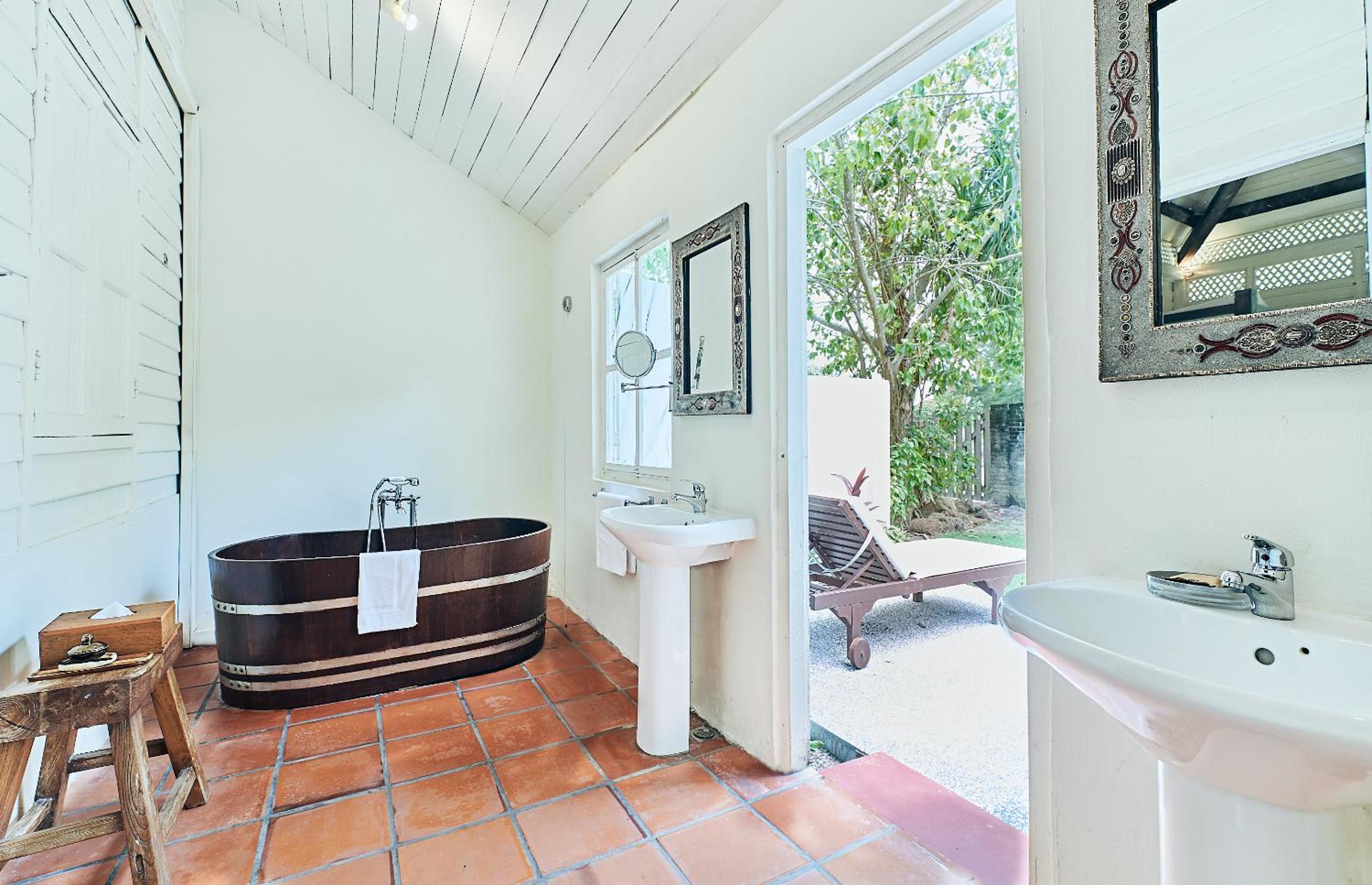 King Bed Suite with Private Garden - Estate House 1 - Photo 4