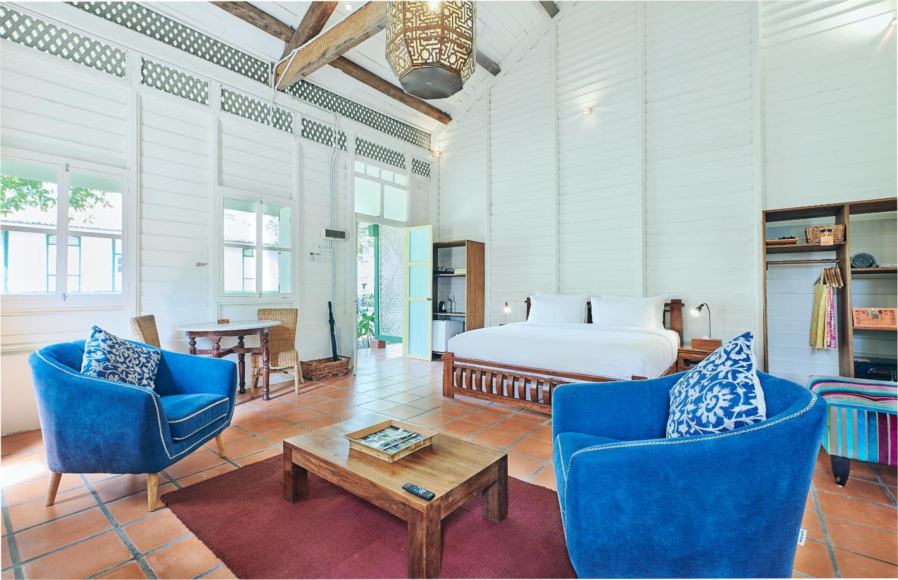 King Bed with Private Garden - Estate House 5 - Photo 3